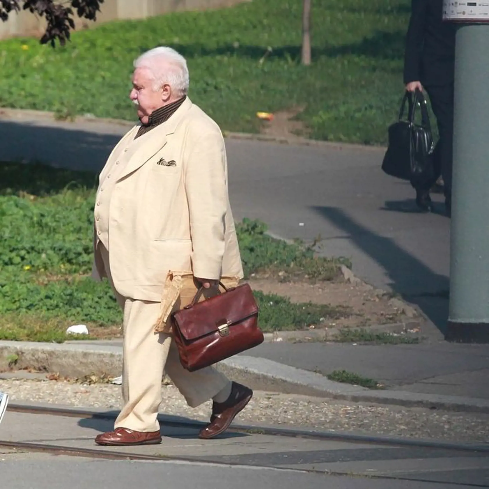 Marián Labuda so svojou povestnou aktovkou v ruke, akou sa preslávil vo filme Vesničko má středisková.