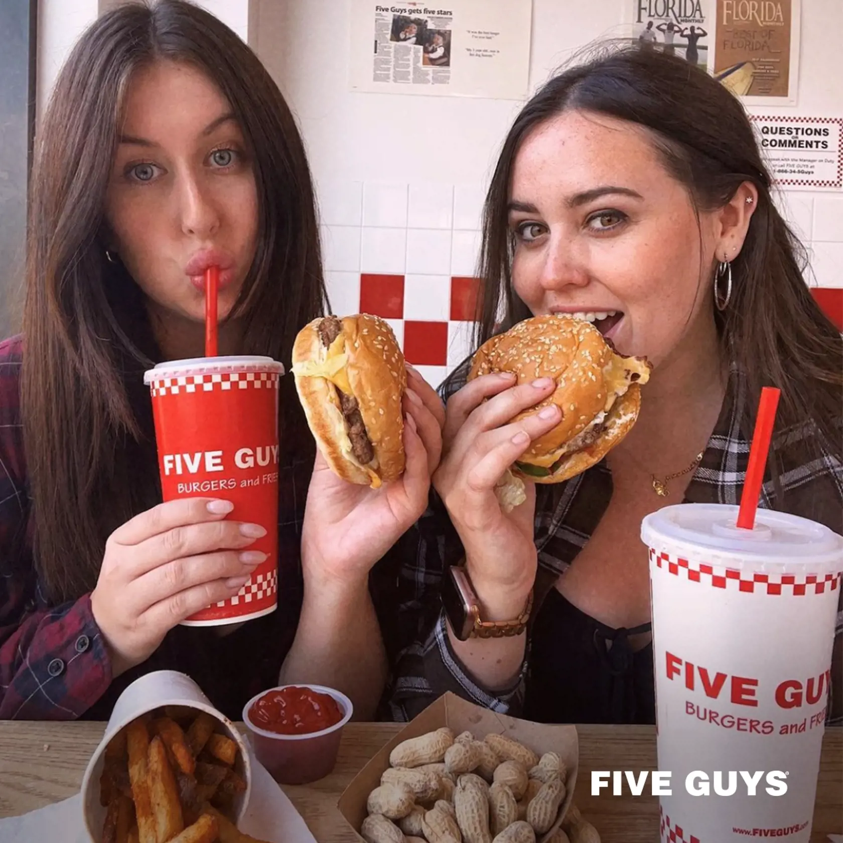 Reťazec s rýchlym občerstvením Five Guys mieri na Slovensko. Takto vyzerajú jeho prevádzky a jedlo.