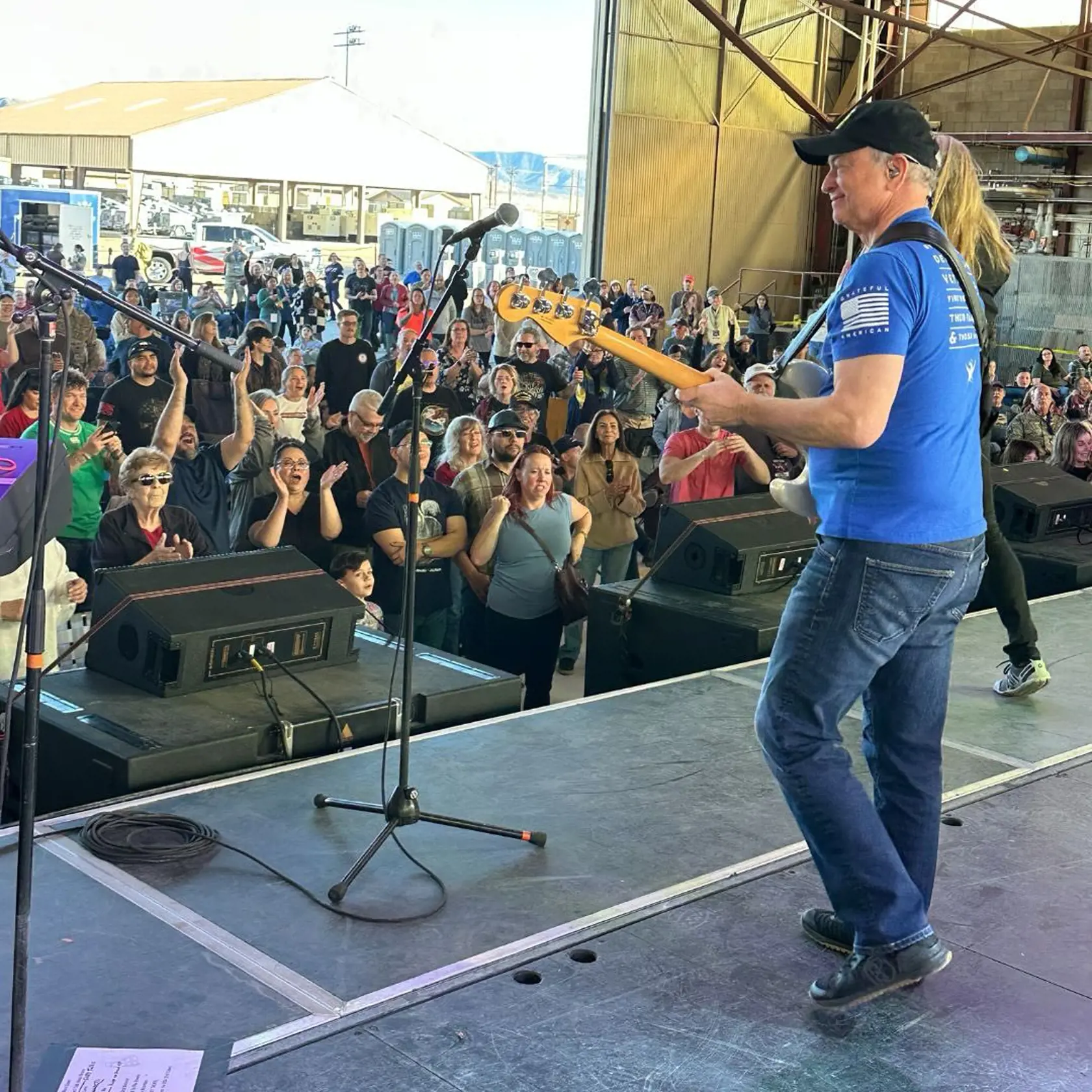 Herec Gary Sinise je tiež nadaným hudobníkom. So skupinou Lt. Dan Band, pomenovanej podľa poručíka Dana z Forresta Gumpa, hráva na vojenských základniach. 