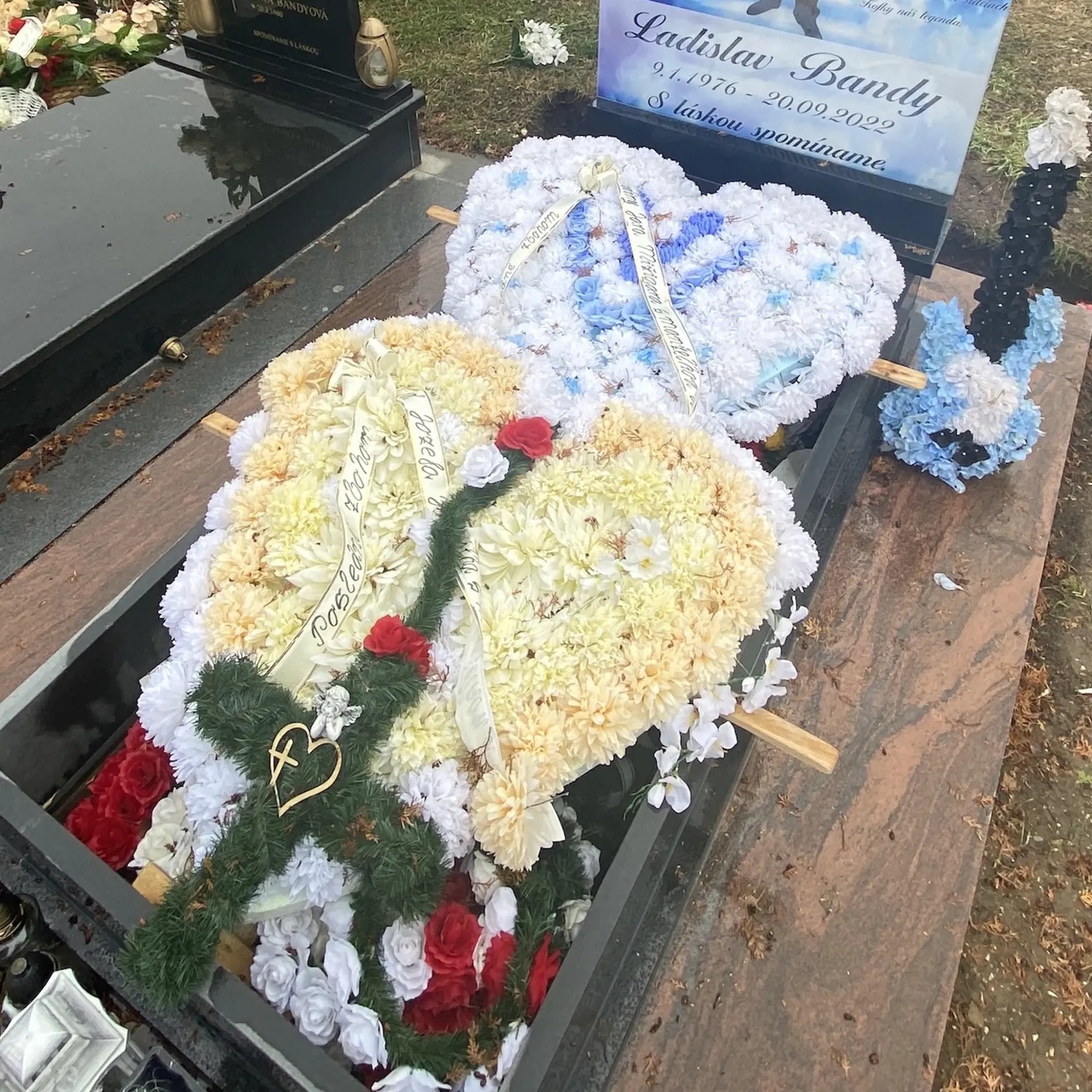 Ani na Kokyho (†46) hrobe nechýba veľkolepá kvetinová výzdoba rôznych tvarov.