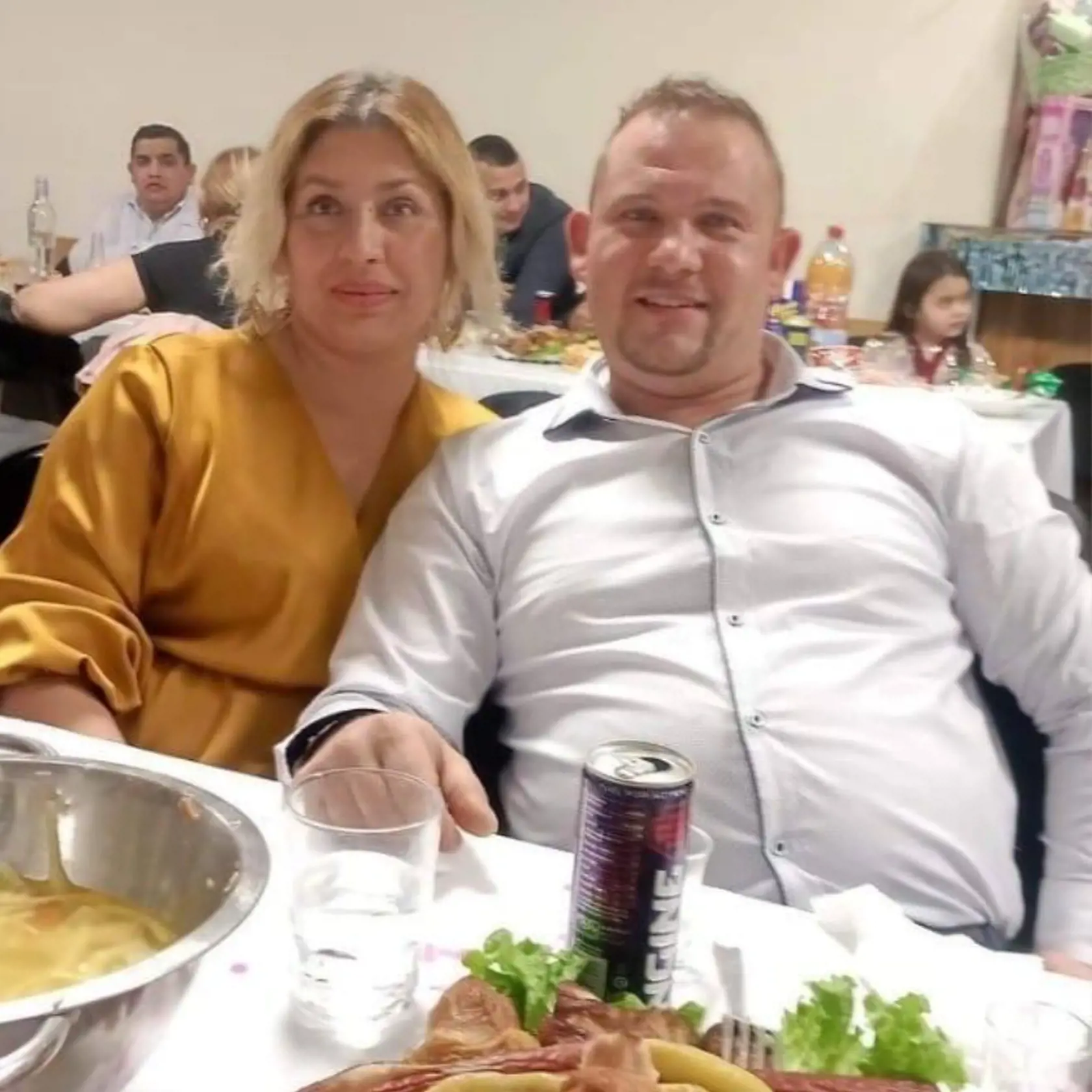 Stela a Peter (†37) Horváthovci síce pochádzajú z rómskej osady, kde málokto pracuje, ale oni si zarábali na živobytie od svojich 17. rokov, aby zabezpečili svojim trom deťom spokojný život. 