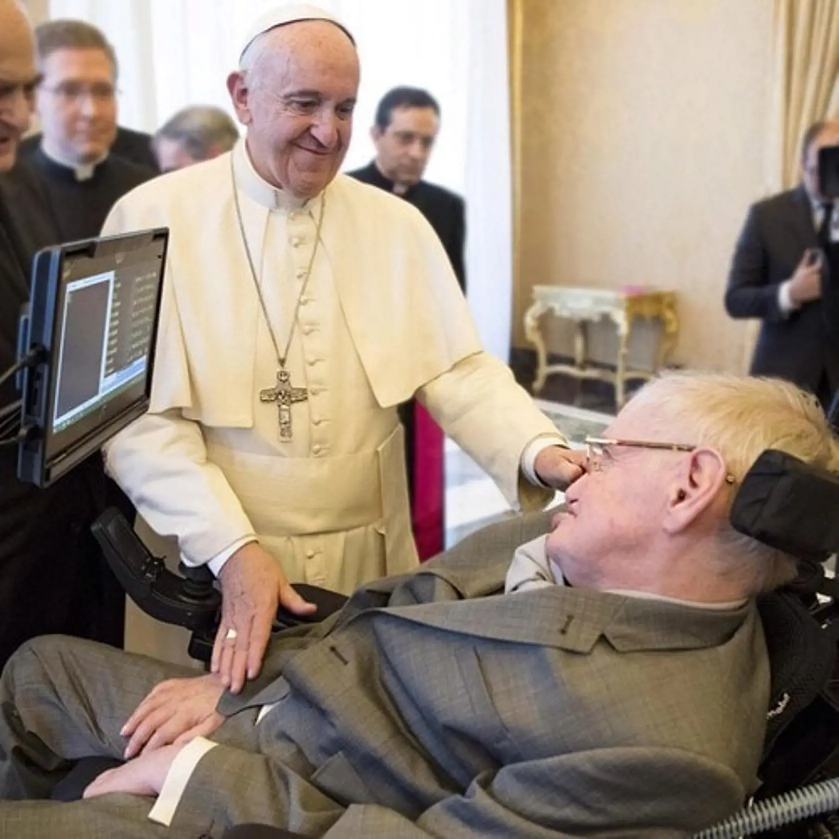 Hawking sa stretol aj s pápežom Františkom.