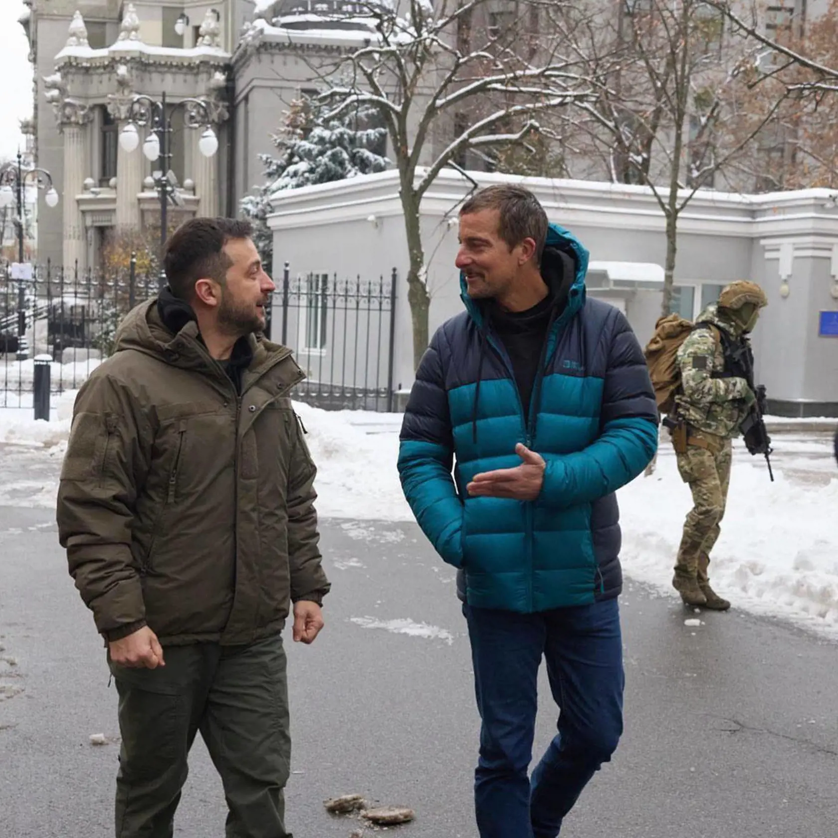 Bear Grylls v uliciach Kyjeva s prezidentom Zelenskym.