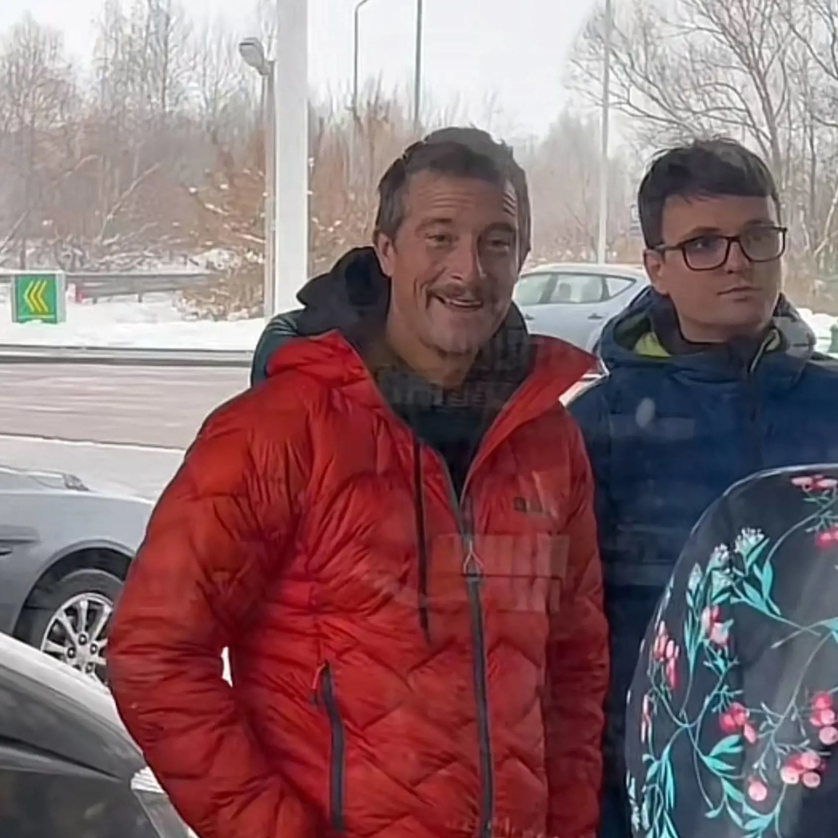 Bear Grylls po prílete so svojim štábom na Ukrajinu.