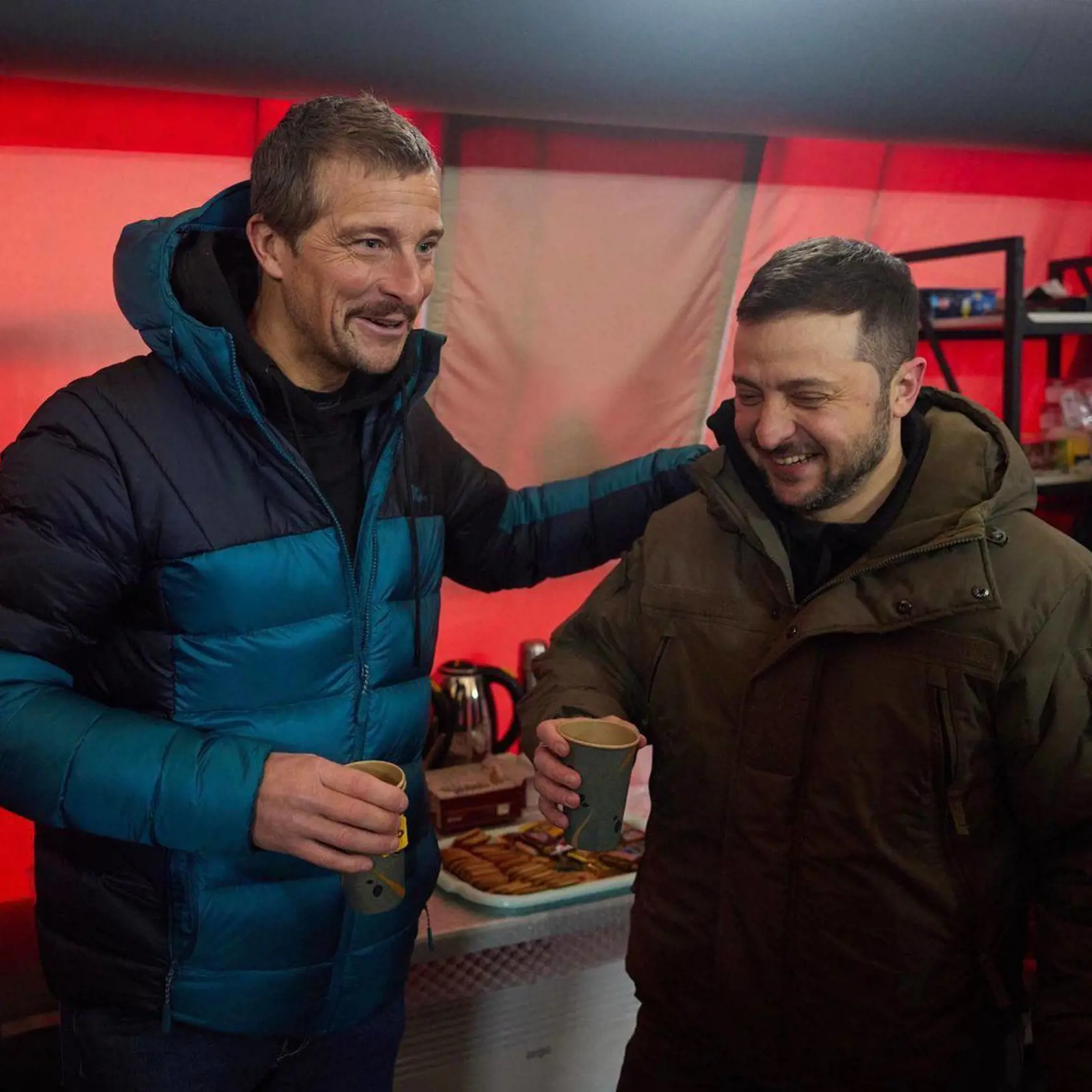 Legendárna televízna hviezda Bear Grylls, ktorý je možné, že si pozval do ďalšej z epizód o prežití v extrémnych podmienkach práve Van Damma, sa stretol aj s prezidentom Zelenskym.