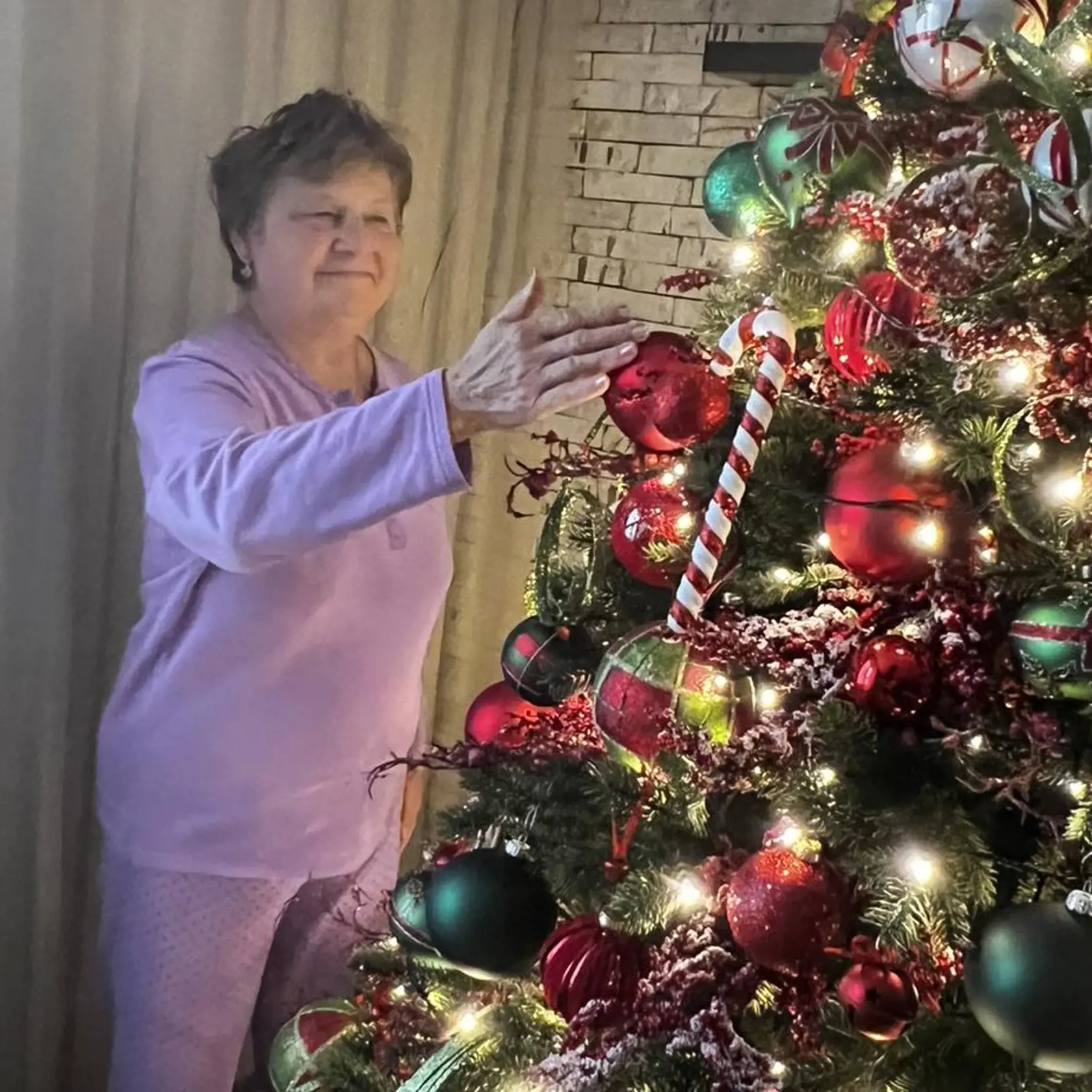 Mirova mama sa teší zo stromčeka.