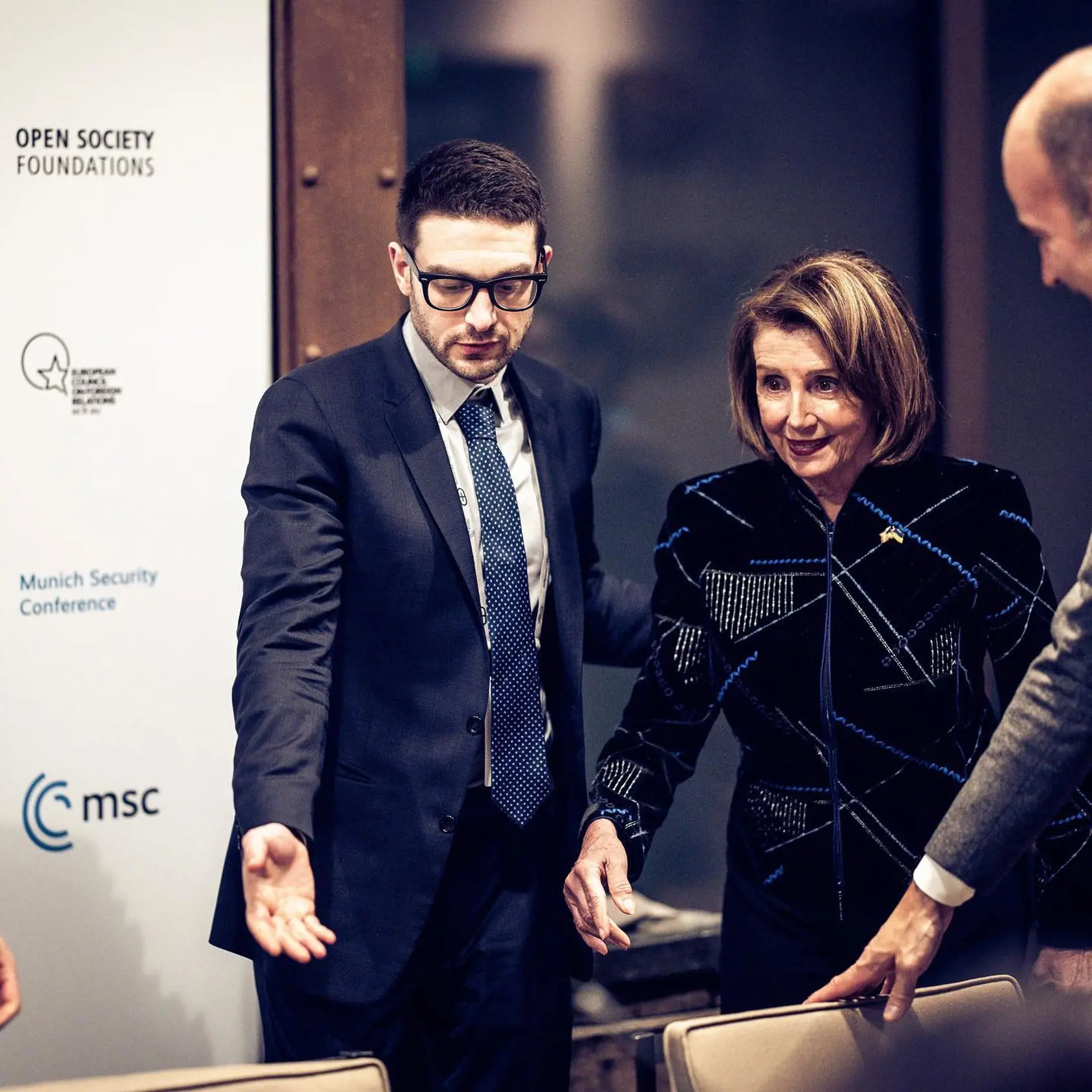 Alexander Soros, ktorý uprednostňuje skrátené meno Alex, pre WSJ uviedol, že sa viac angažuje v politike ako jeho otec. Ten sa podľa AP pre podporu liberálnych postojov, napríklad odstraňovanie rasových predsudkov v súdnictve, stal terčom kritiky zo strany pravice.