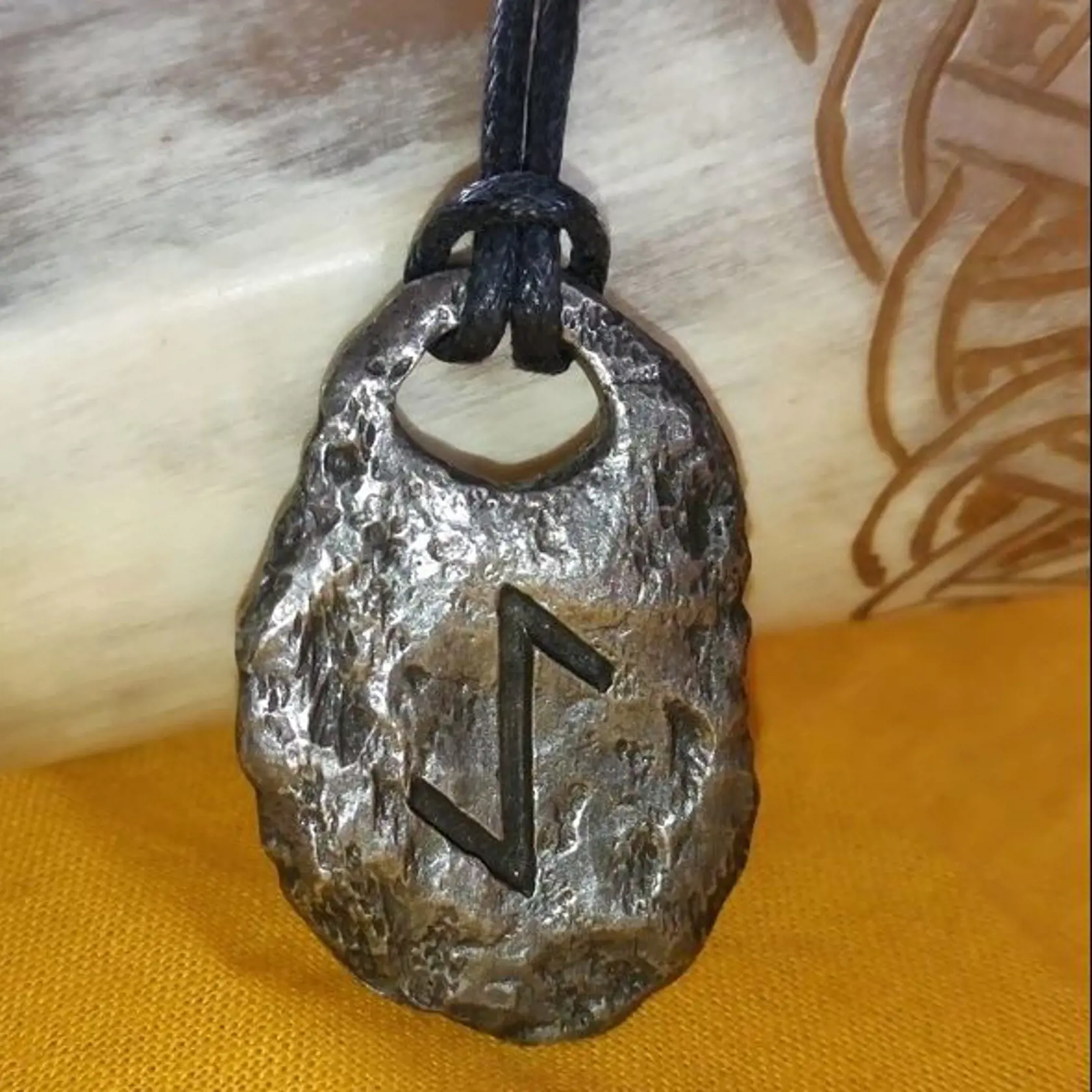 Amulet s runou Eihwaz