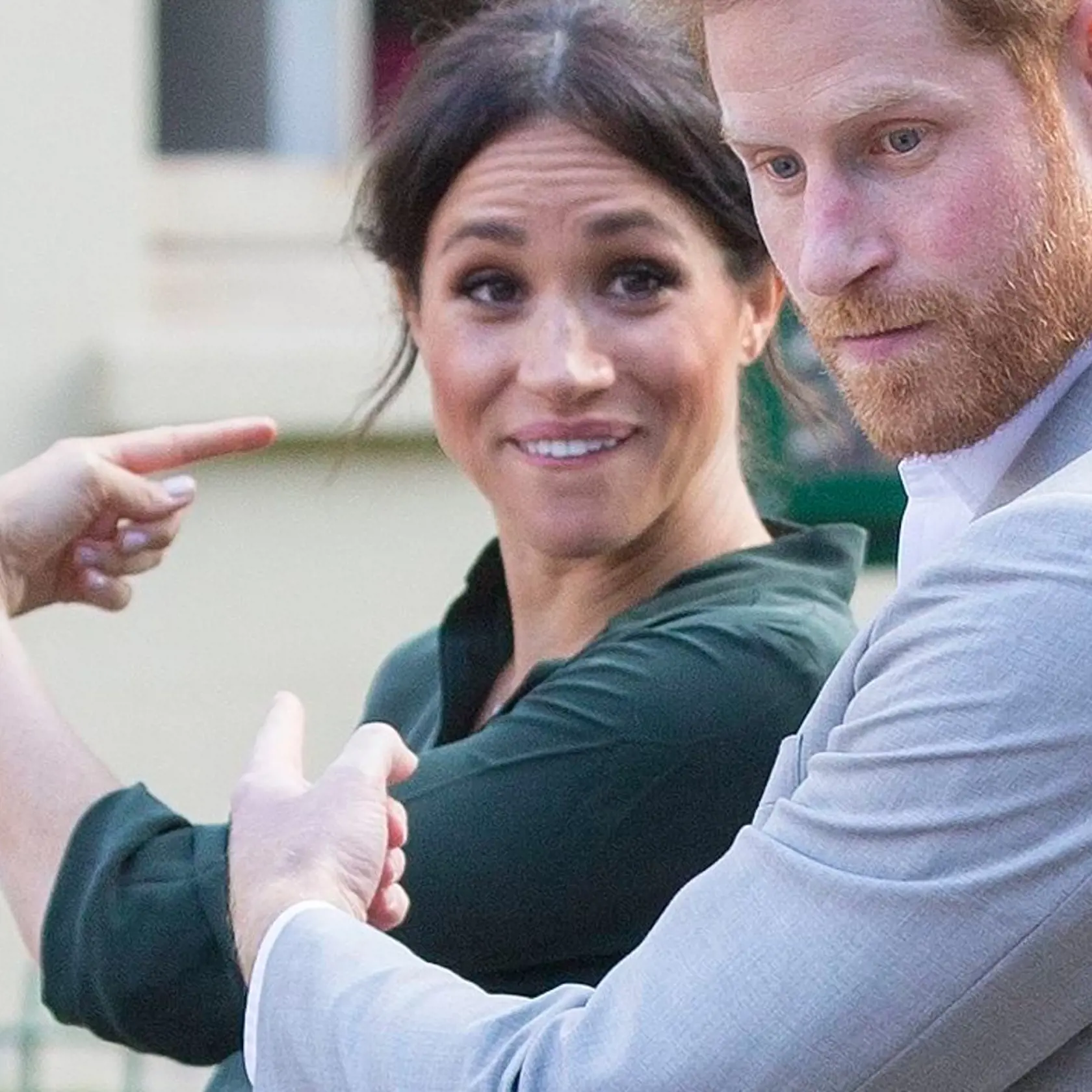 Nie je tomu však tak dávno, keď bola Meghan hlavným cieľom všade prítomných paparacov, čoho výsledkom boli nepodarené zábery nepripravenej krásky.