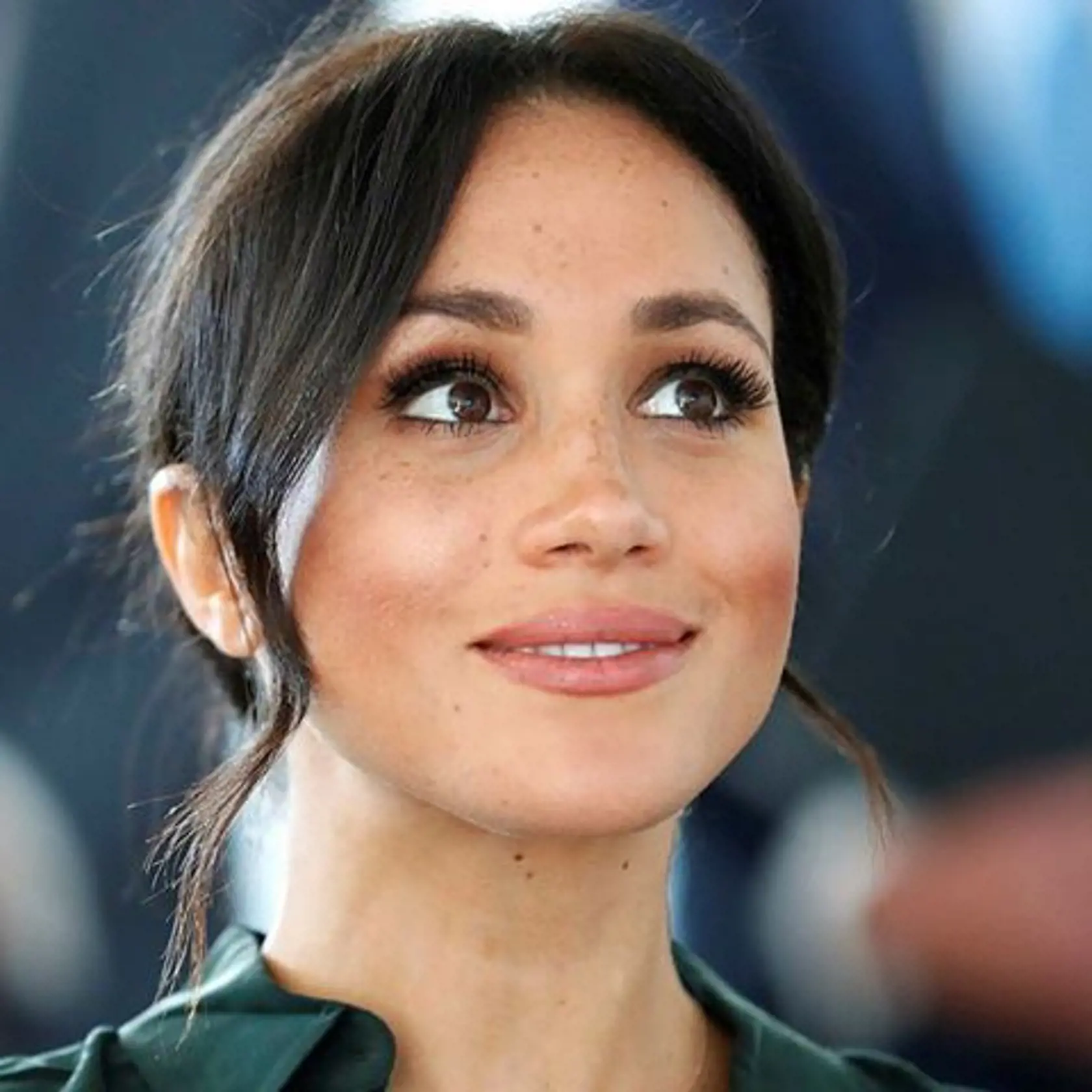 Skôr, ako sa Meghan spoznala so svojim vysnívaným princom Harrym a dokonale mu pomotala hlavu, bola len priemernou americkou herečkou zo seriálu kravaťáci. Meghan však bola celý život ambicióznym dievčaťom a svoju cestu za slávou si vedela vydláždiť celkom sama.