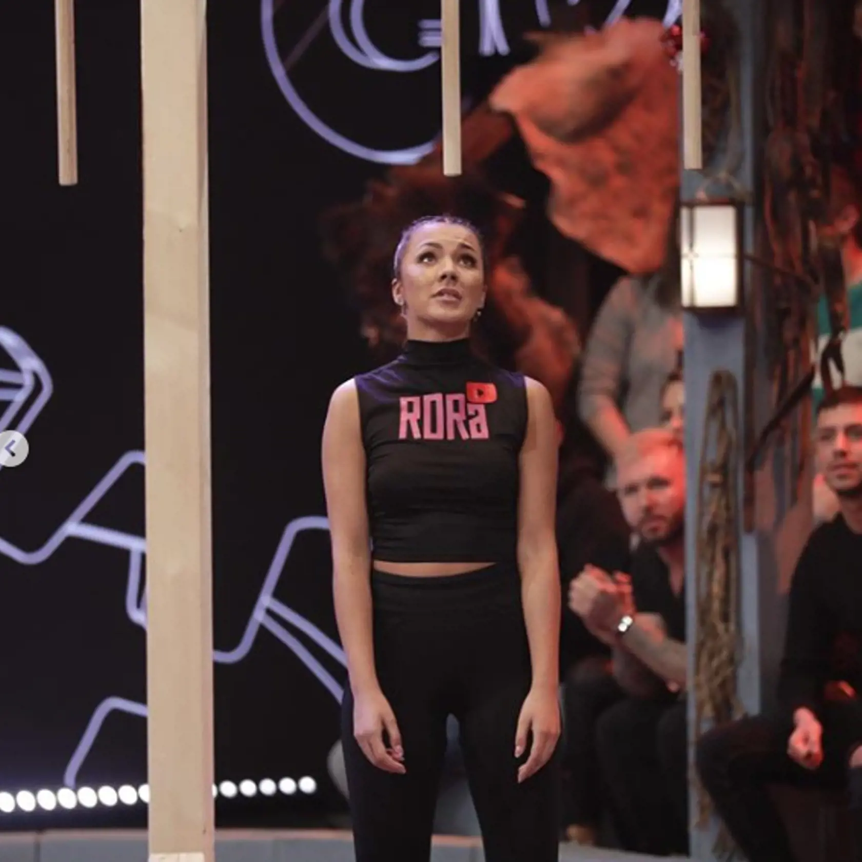 Trapas nastal aj vo chvíli, keď Evelyn spomínala zabíjačku na Farme. ,,Romi, čo tvoja vášeň?" opýtala sa jej. ,,Tak ja už to mám dlho. Ja som sa len tvárila, že to je novoobjavená vášeň. Neviem, ako to mám vysvetliť. Jak som rezala to prasa, tak som si predstavovala pár ľudí. Bývalých napríklad. A hrozne by ma to bavilo. Akože nie vraždiť, ale už pitvať mŕtvych ľudí," šokovala Romana.