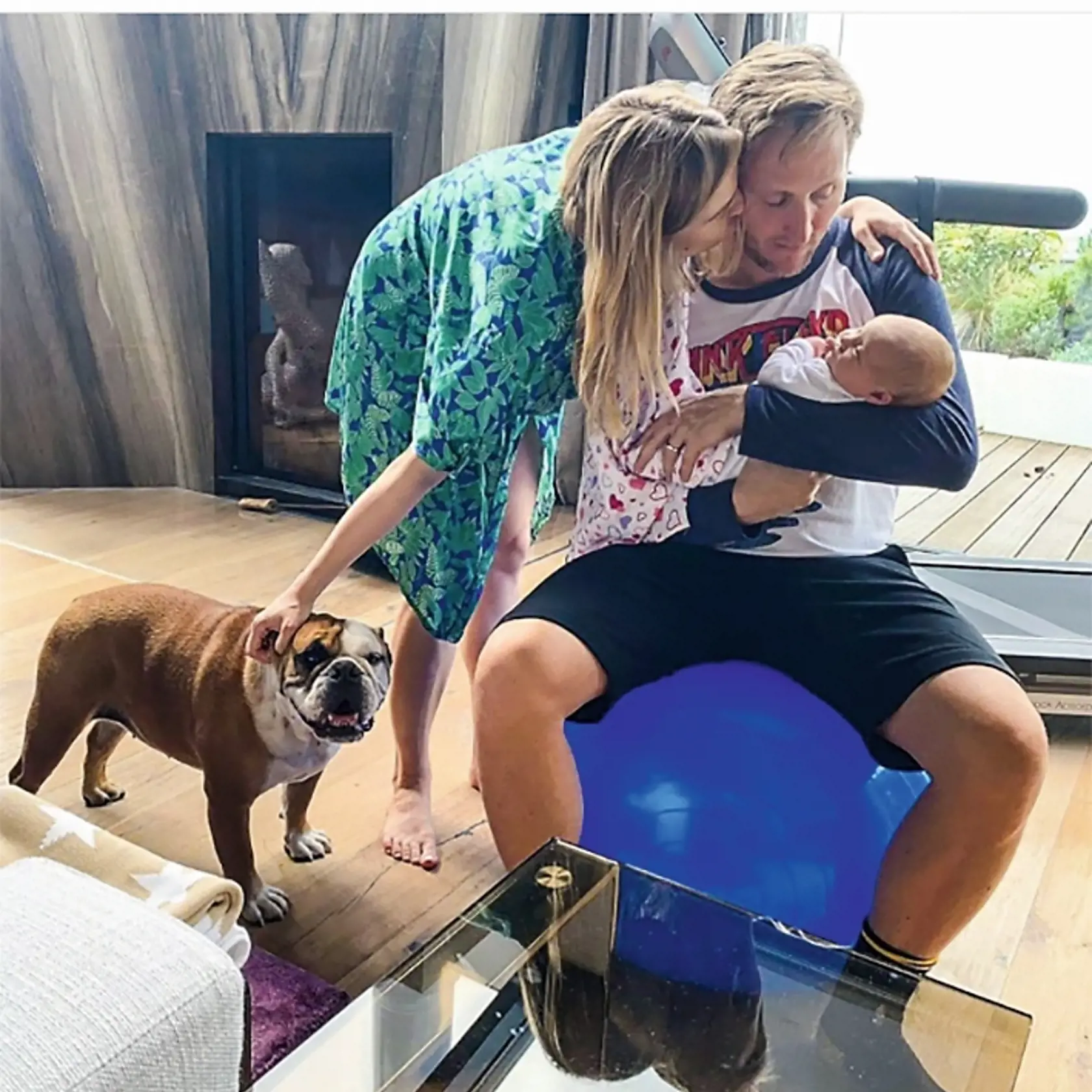 Matej si úlohu otca pochvaľuje a snaží sa manželke pomáhať.