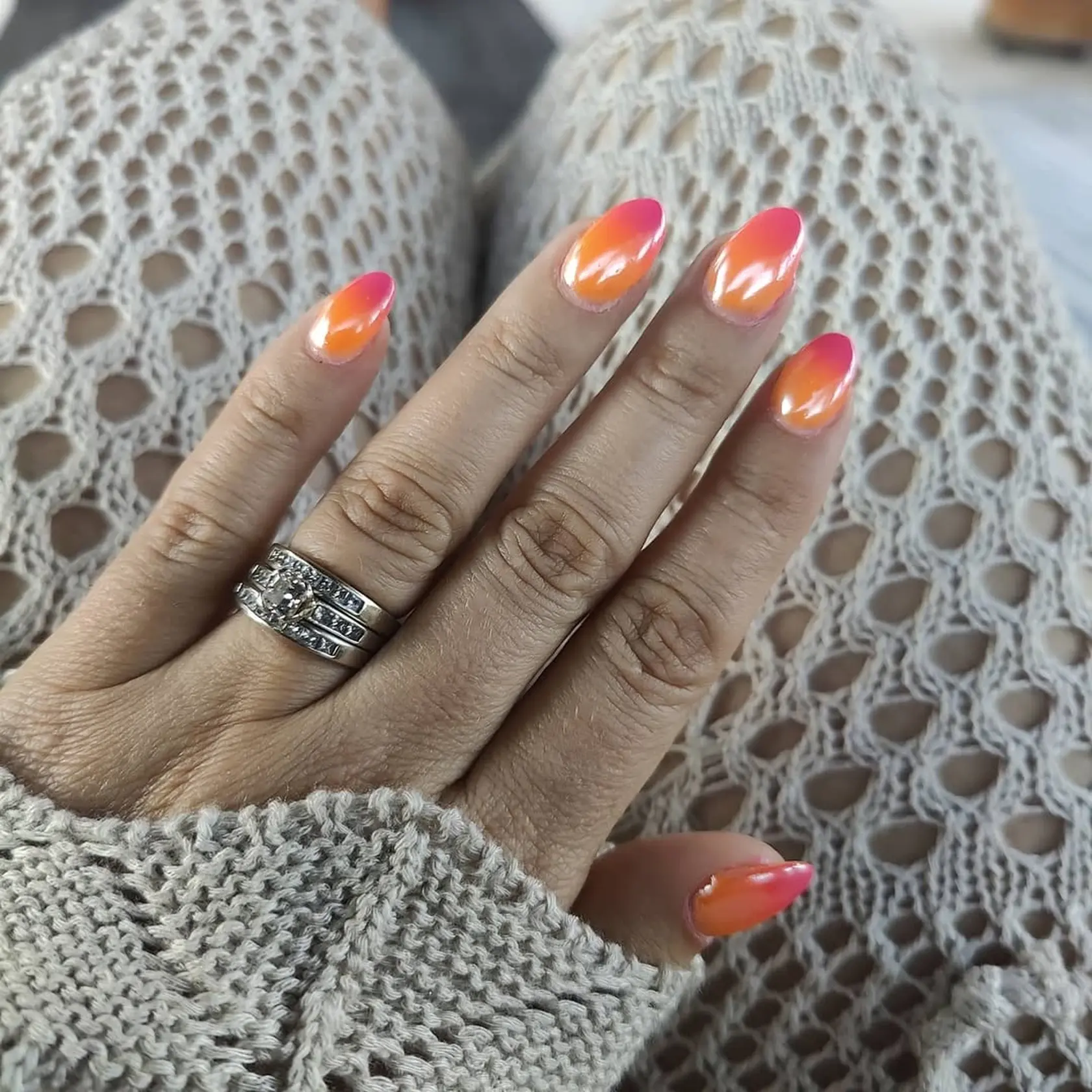 Sunset Ombre manikúra od @all_things__joy

