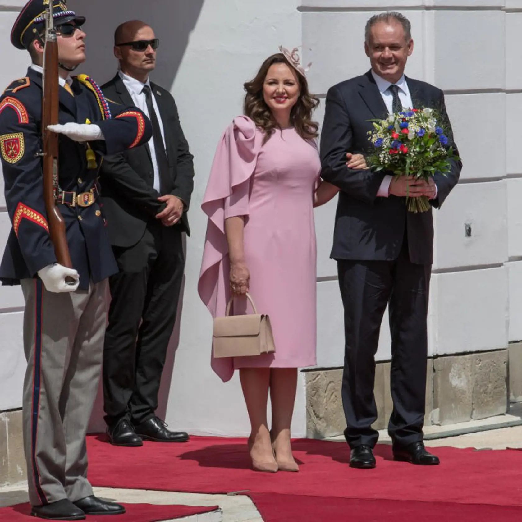 Andrej Kiska v majetkovom priznaní uvádza, že vykonávanie roly prezidenta mu prenieslo 95 938 eur, paušálne náhrady dostal vo výške 15 933 eur. Ďalších 375 995 eur získal z dividend.