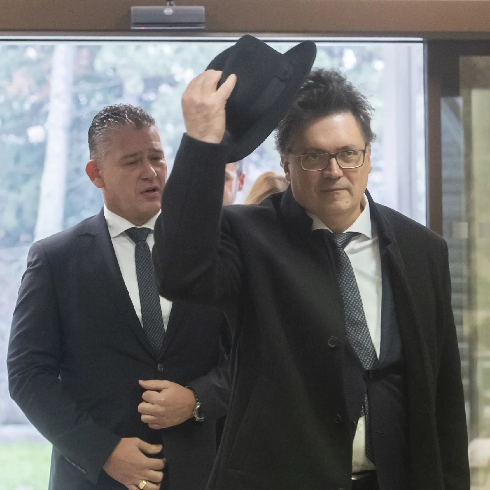 Na snímke v popredí minister školstva, vedy, výskumu a športu SR Ján Horecký a v pozadí minister vnútra SR Roman Mikulec (OĽANO) prichádzajú na 128. schôdzu vlády SR 15. decembra 2022 v Bratislave.