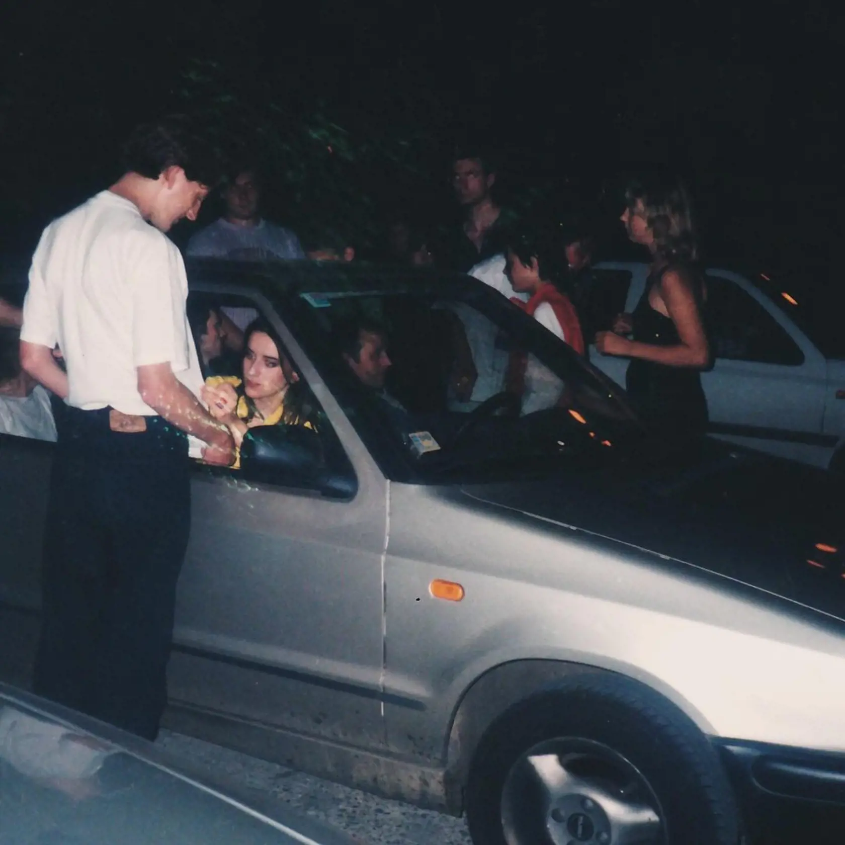Rok 1995: Fotka Mira, ako mu Barbara podpisuje tričko.