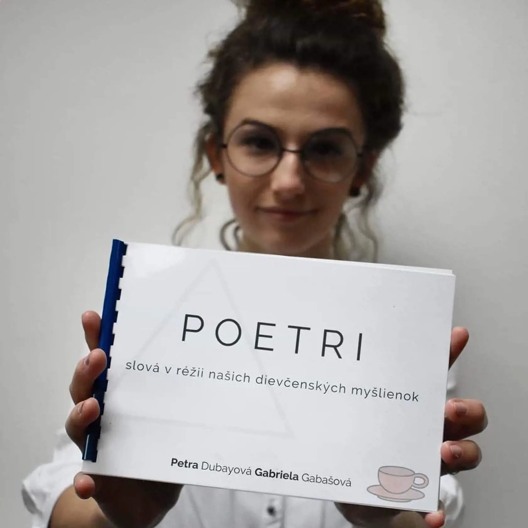 Petra so svojimi spolužiačkami založila malé poetické zoskupenie Poetri a už na škole organizovali poetické večery.