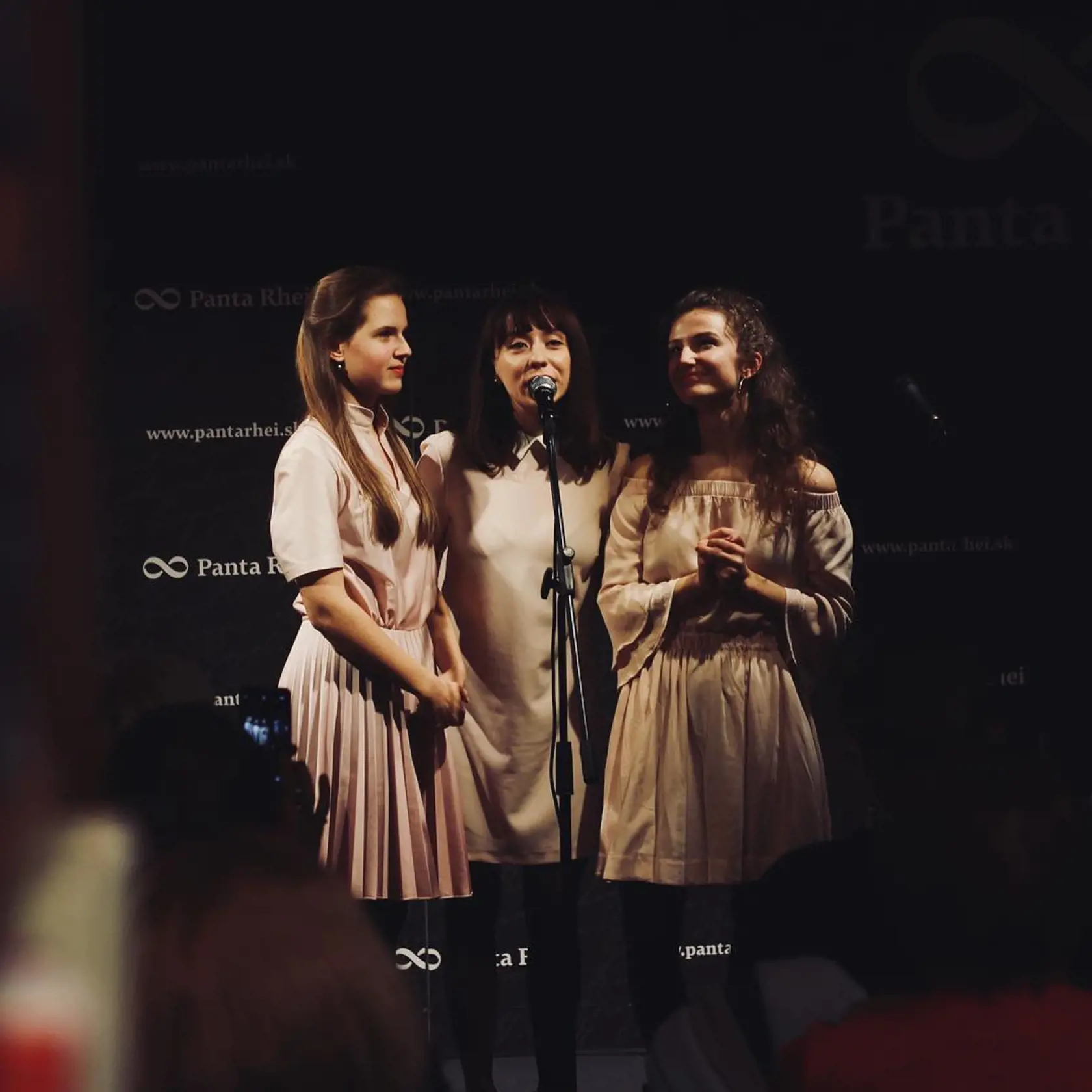 Petra so svojimi spolužiačkami založila malé poetické zoskupenie Poetri a už na škole organizovali poetické večery.