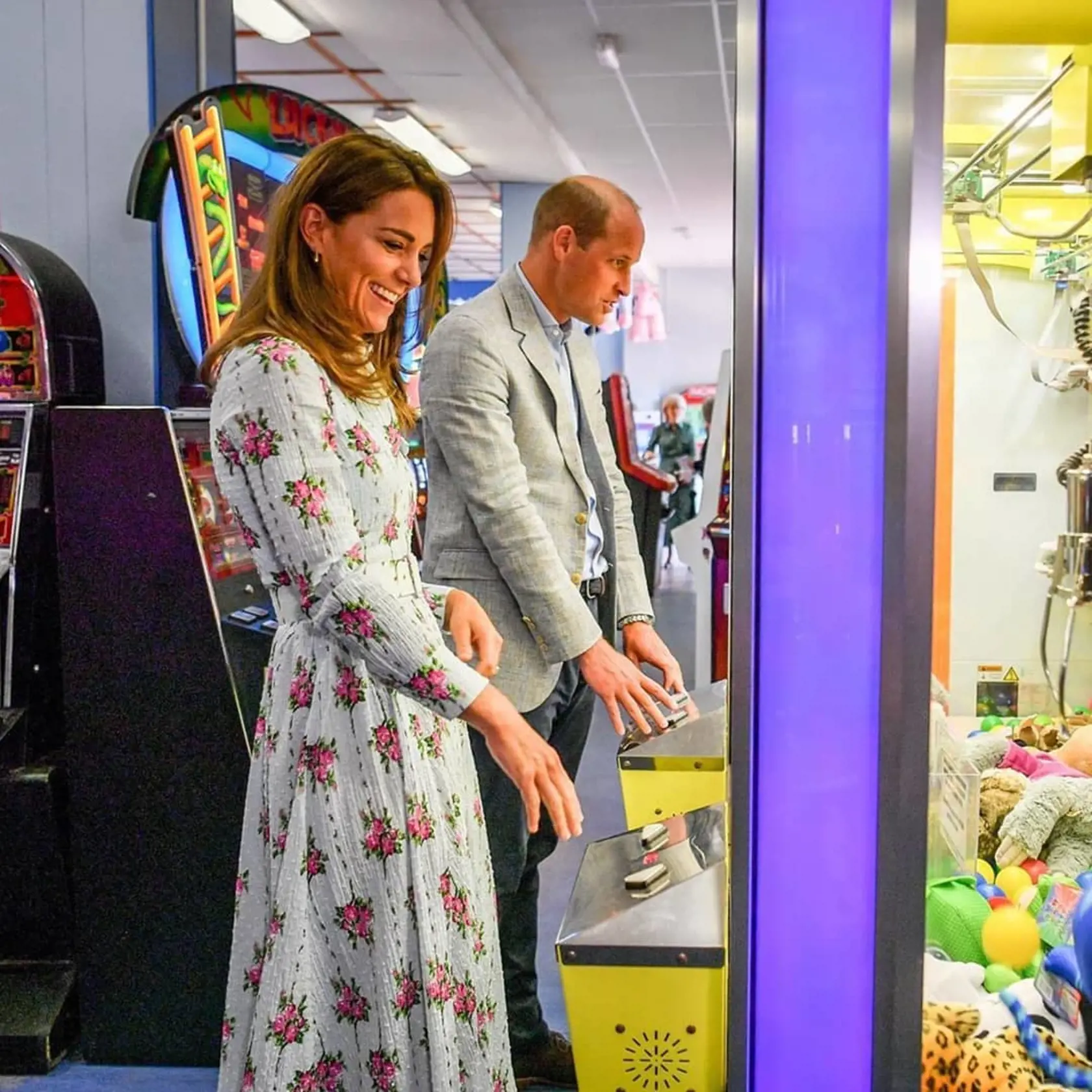 Kate s Williamom na záberoch akoby omladli o dobrých desať rokov. Neváhali vyskúšať ani výherné automaty, v ktorých sa Kate snažila uloviť chutné plyšové zvieratko.