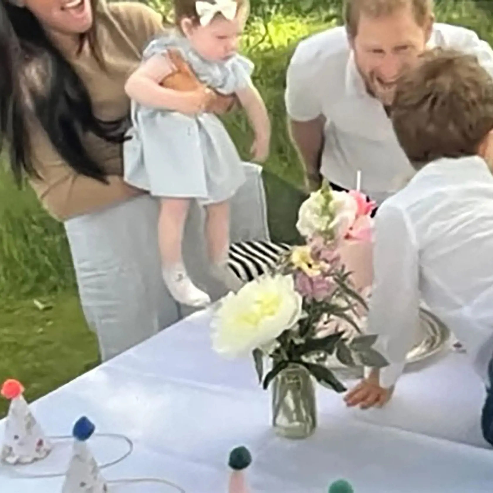 Harry a Meghan zverejnili doteraz nepublikované fotografie dcérky Lilibet