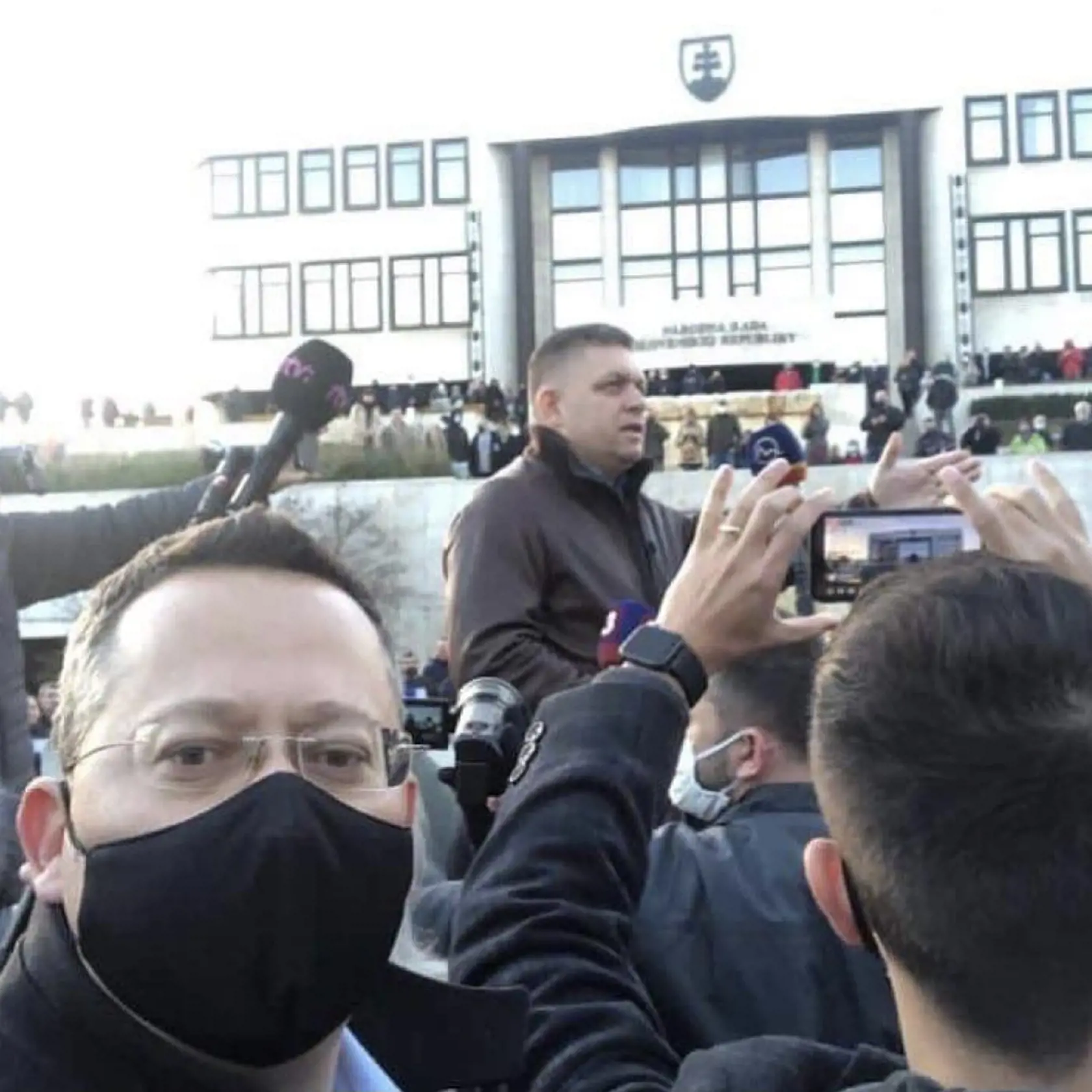 Poslanec Robert Fico vystupoval na proteste bez rúška, jeho kolega Ladislav Kamenický ho mal na rozdiel od svojho šéfa stále na tvári.