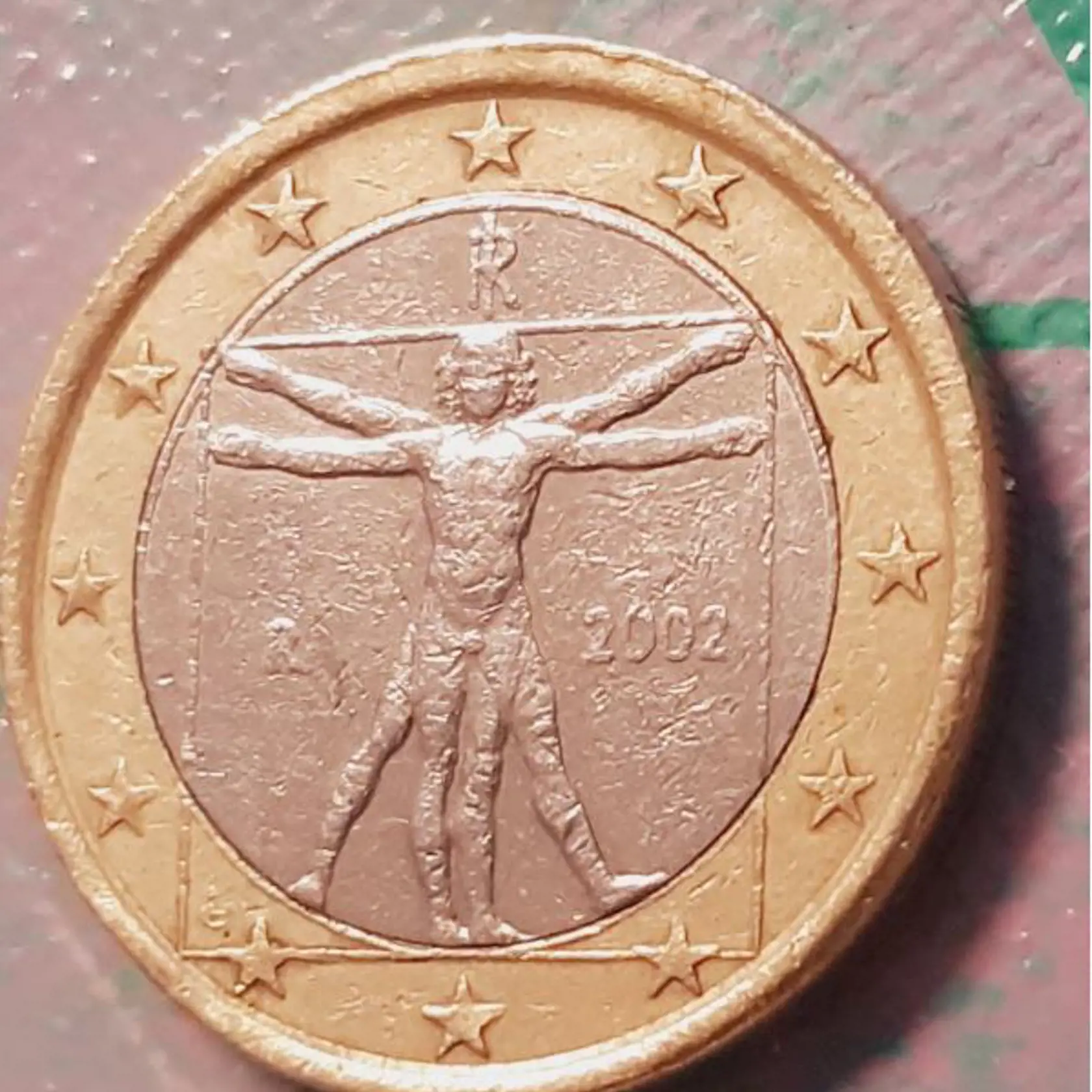 Vzácna jednoeurová mince z roku 2002, ktorá je zle razená. Jej hodnota sa pohybuje od 500 eur vyššie.