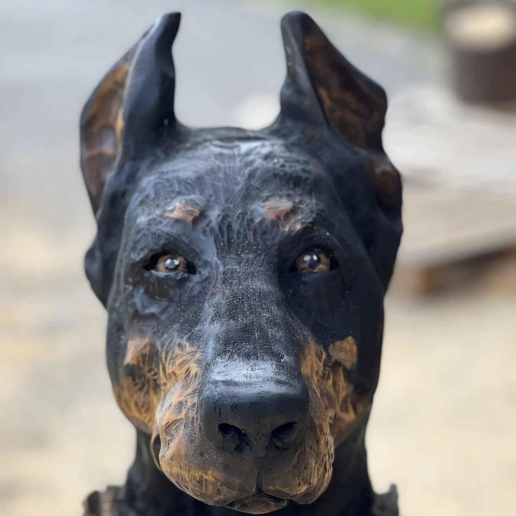 Busta dobermana z lipového dreva podľa fotografie.