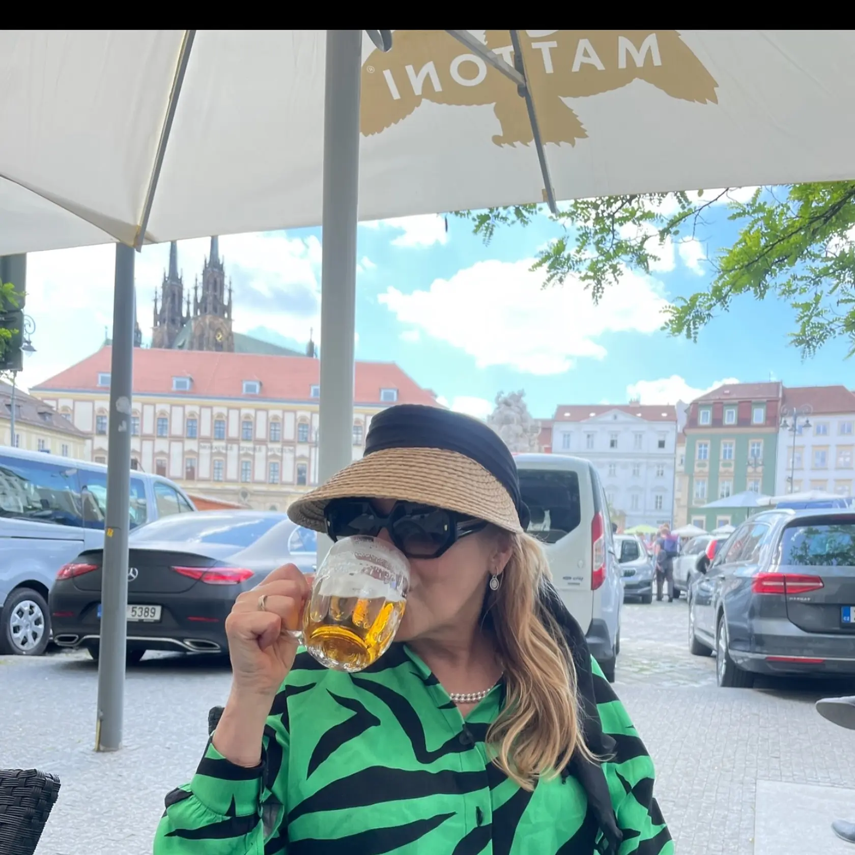 Dagmar vo vzorovaných šatách so slušivou šiltovkou a okuliarmi. Tak to sa to dámy robí.