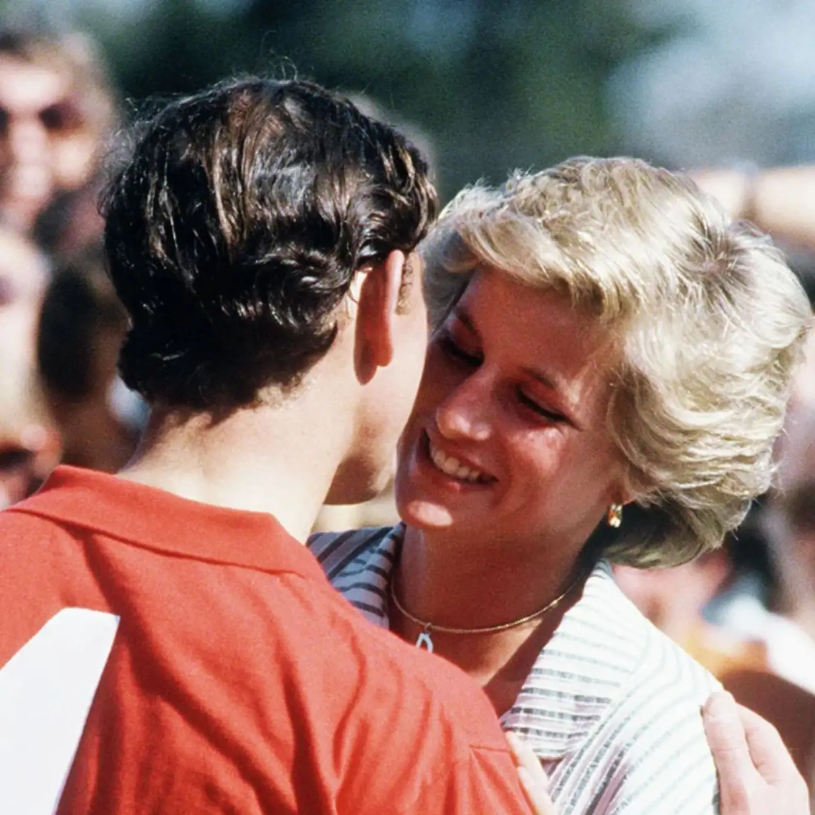 Princezná Diana a princ Charles počas zápasu póla v Melbourne. Fotograf Anwar zachytil ojedinelý moment, keď si na verejnosti prejavili náklonnosť.