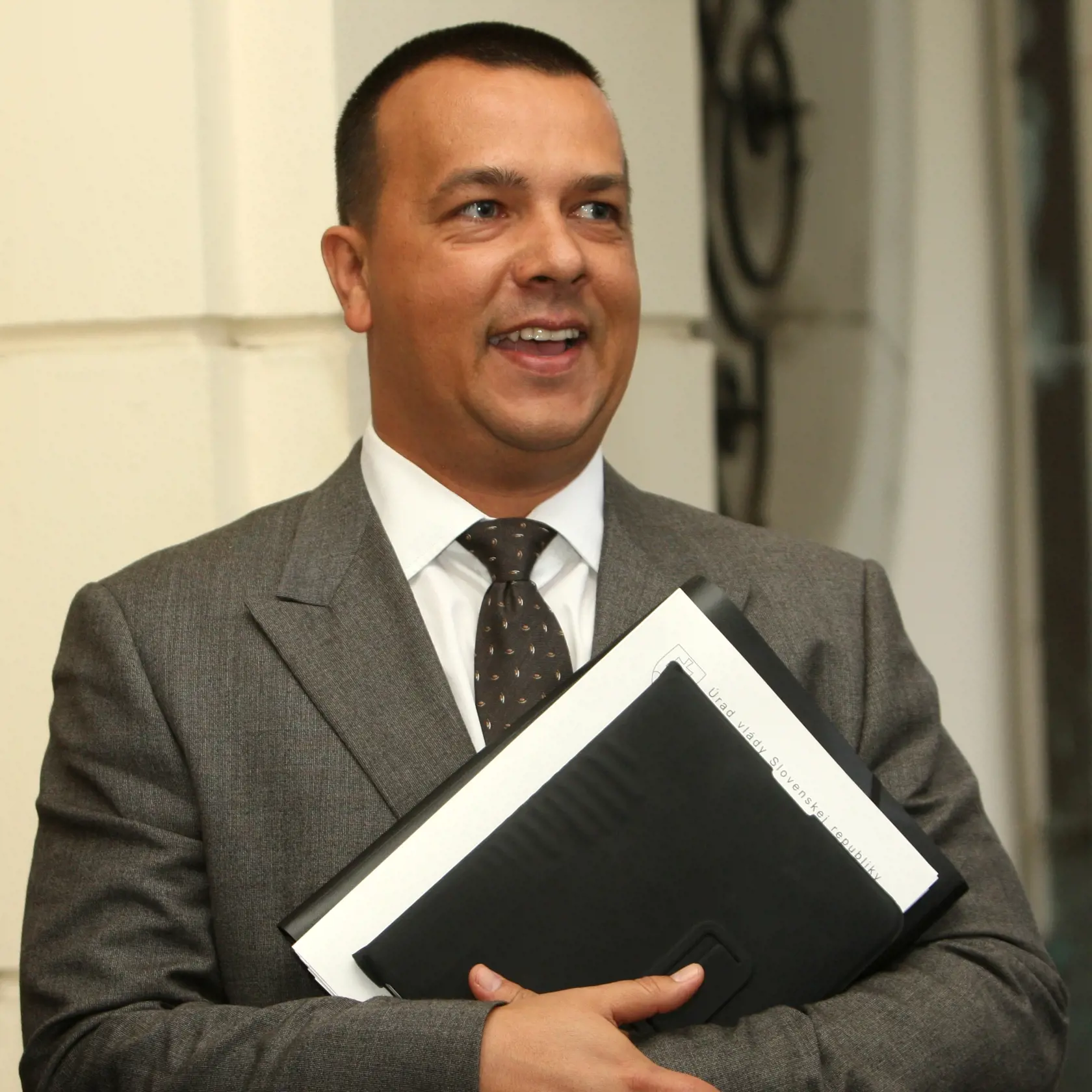 Juraj Miskov, podpredseda SAS, odchadza z rokovania vlady o odvolani Anny Bubenikovej, sefky FNM.