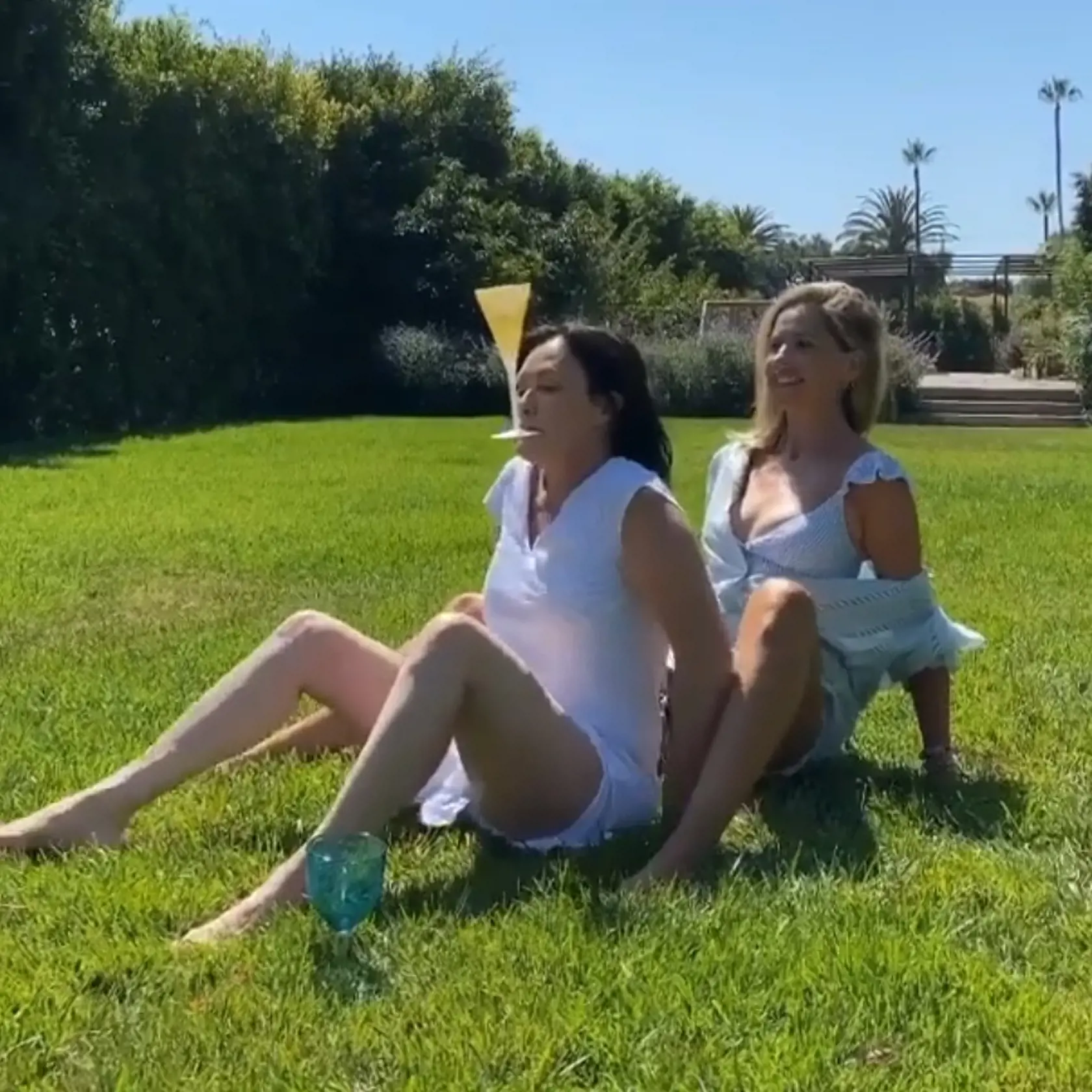 S úsmevom 
Aj keď herečka zo seriálu Beverly Hills 90210 znova bojuje, užíva si každú chvíľu.