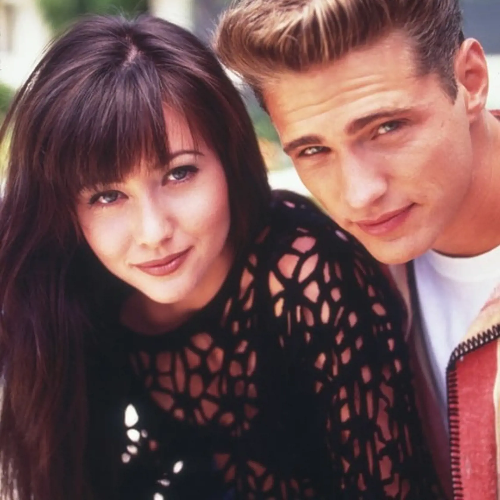 90. roky: Shannen Doherty ako Brenda spolu so svojím seriálovým bratom Brandonom Walshom.