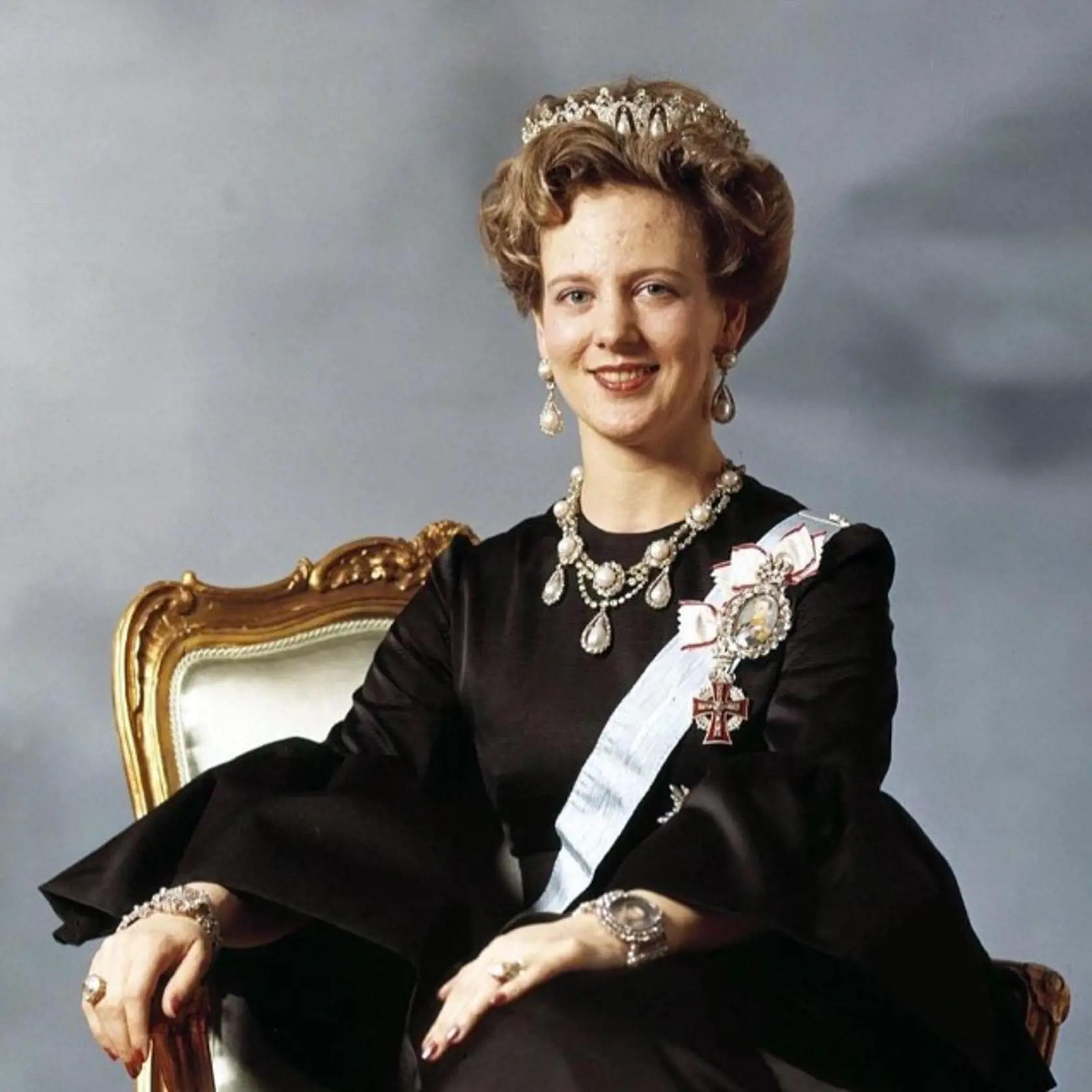 Pri jej nástupe na trón monarchiu podporovalo iba 42 percent Dánov, teraz to je podľa najnovšieho prieskumu až 84 percent. Podľa ústavy sú kráľovské povinnosti iba reprezentatívne a panovník nemá žiadnu politickú moc.
