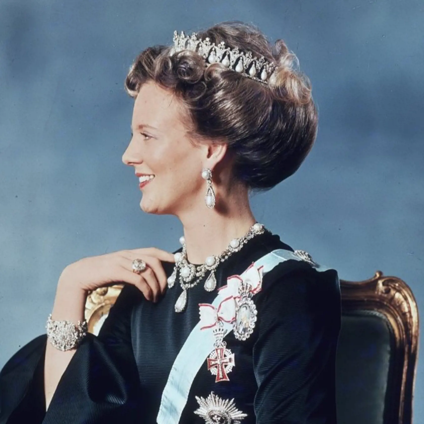 Kráľovná sa narodila 16. apríla 1940. Na trón nastúpila 14. januára 1972 po svojom otcovi kráľovi Frederikovi IX., ktorý zomrel po krátkej chorobe. Jej manželom bol od roku 1967 Henri de Laborde de Monpezat, ktorý zomrel 13. februára 2018.