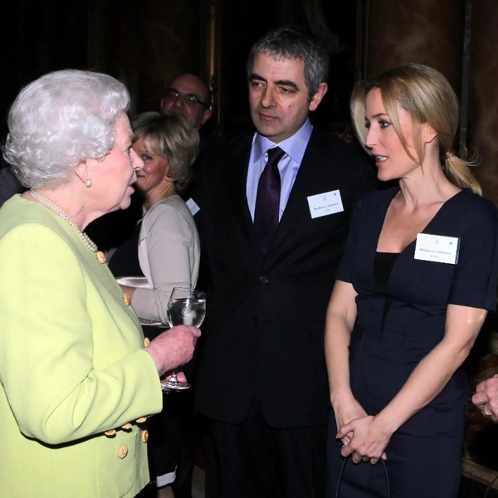 Herci Rowan Atkinson a Gillian Anderson počas rozhovoru s kráľovnou Elizabeth II.
