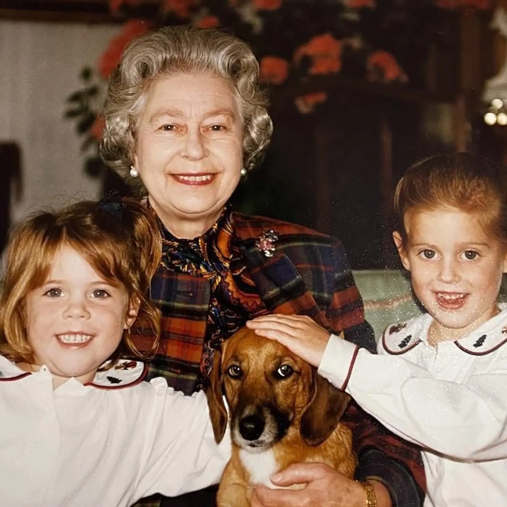 Princezná Eugenie, vľavo, a Beatrice so starou mamou, zosnulou kráľovnou Alžbetou II.