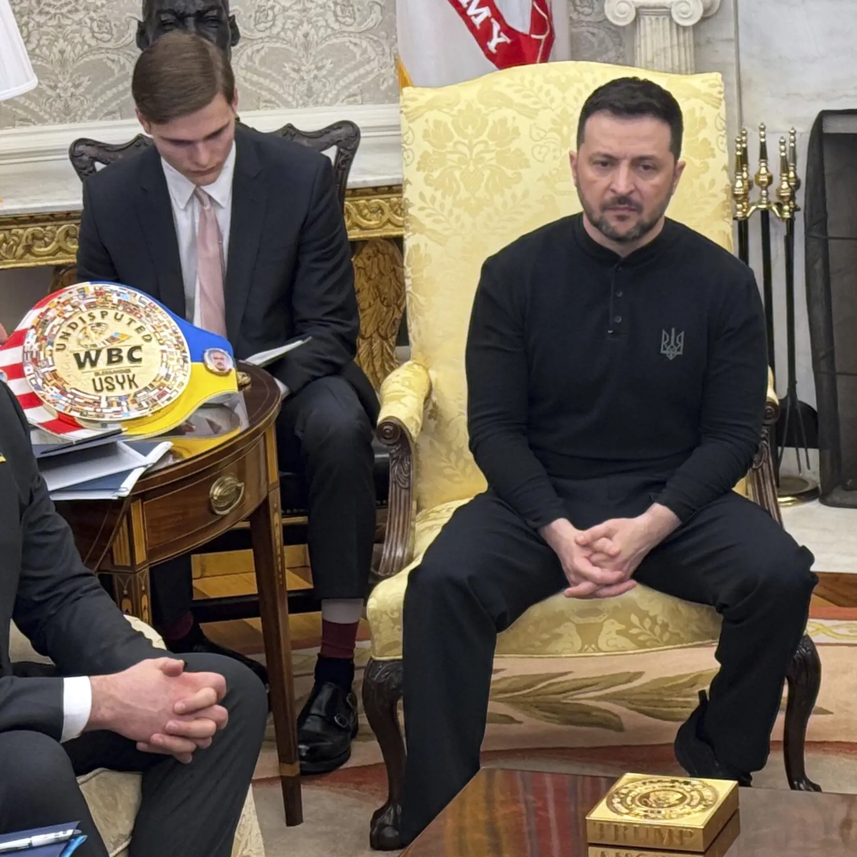 Volodymyr Zelenskyj daroval Donaldovi Trumpovi majstrovský opasok Oleksandra Usyka.