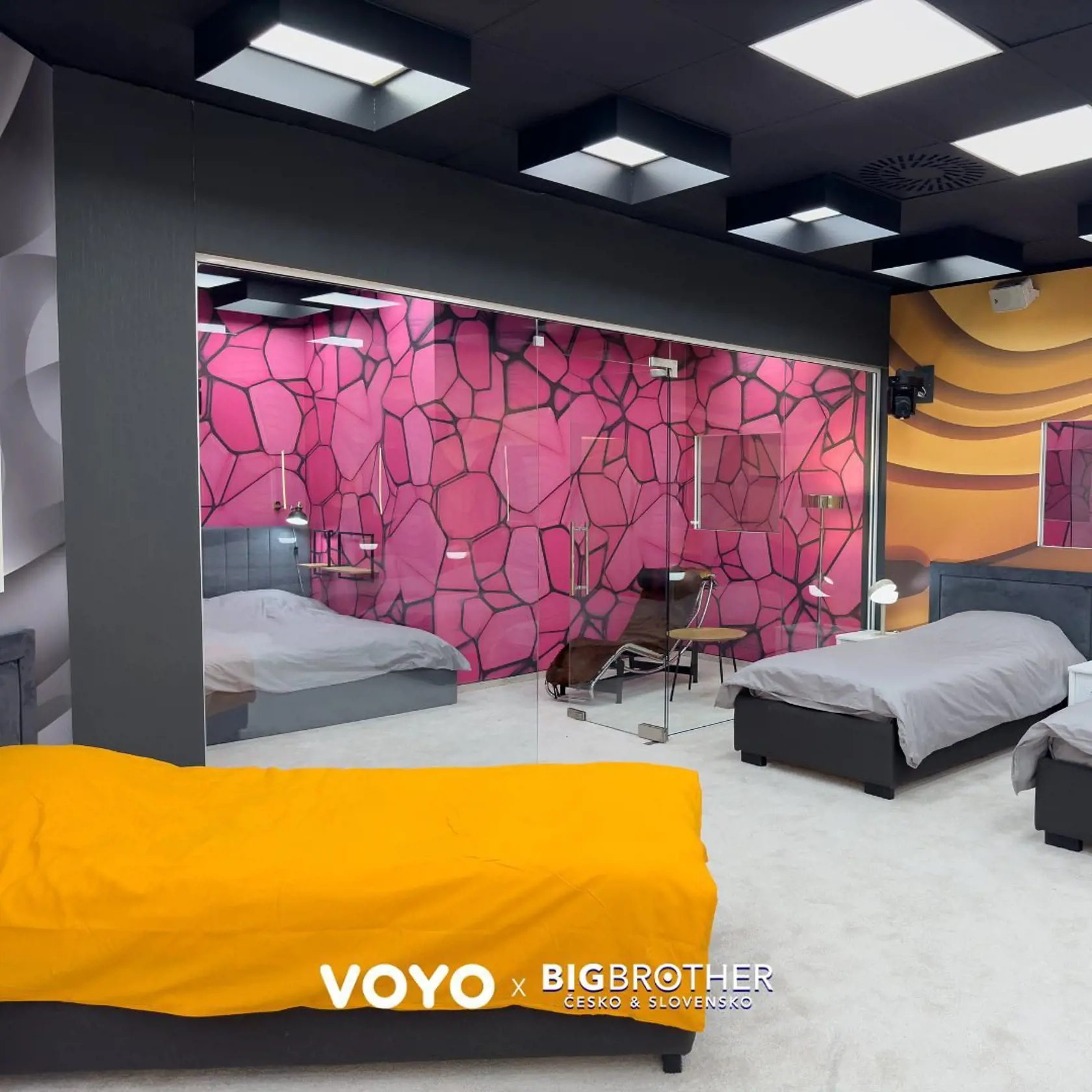 Takto vyzerá vila v novej šou Big Brother. Ako prví ju otestovali influenceri. Moderátor programu neodolal a skočil do bazéna rybičku.