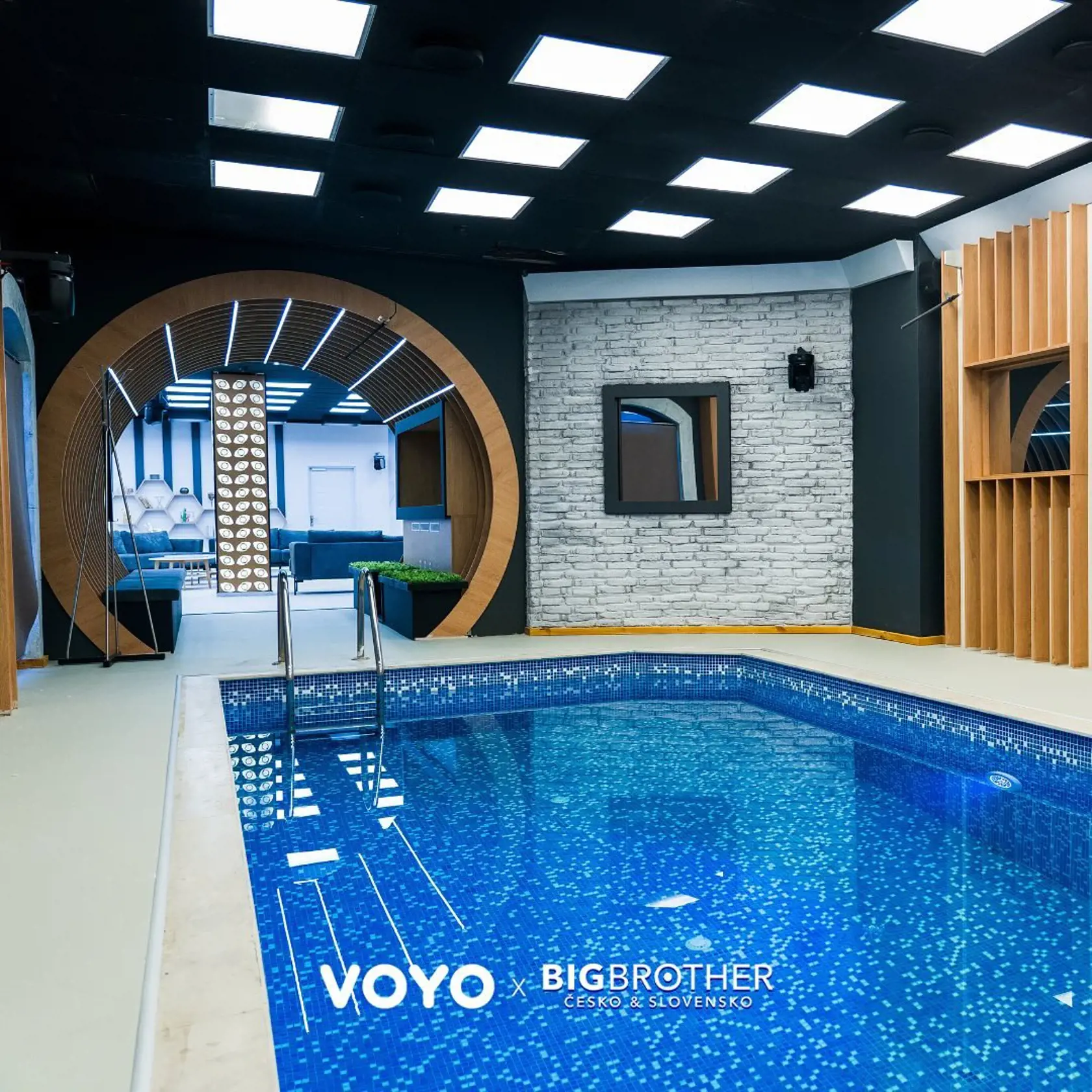 Takto vyzerá vila v novej šou Big Brother. Ako prví ju otestovali influenceri. Moderátor programu neodolal a skočil do bazéna rybičku.