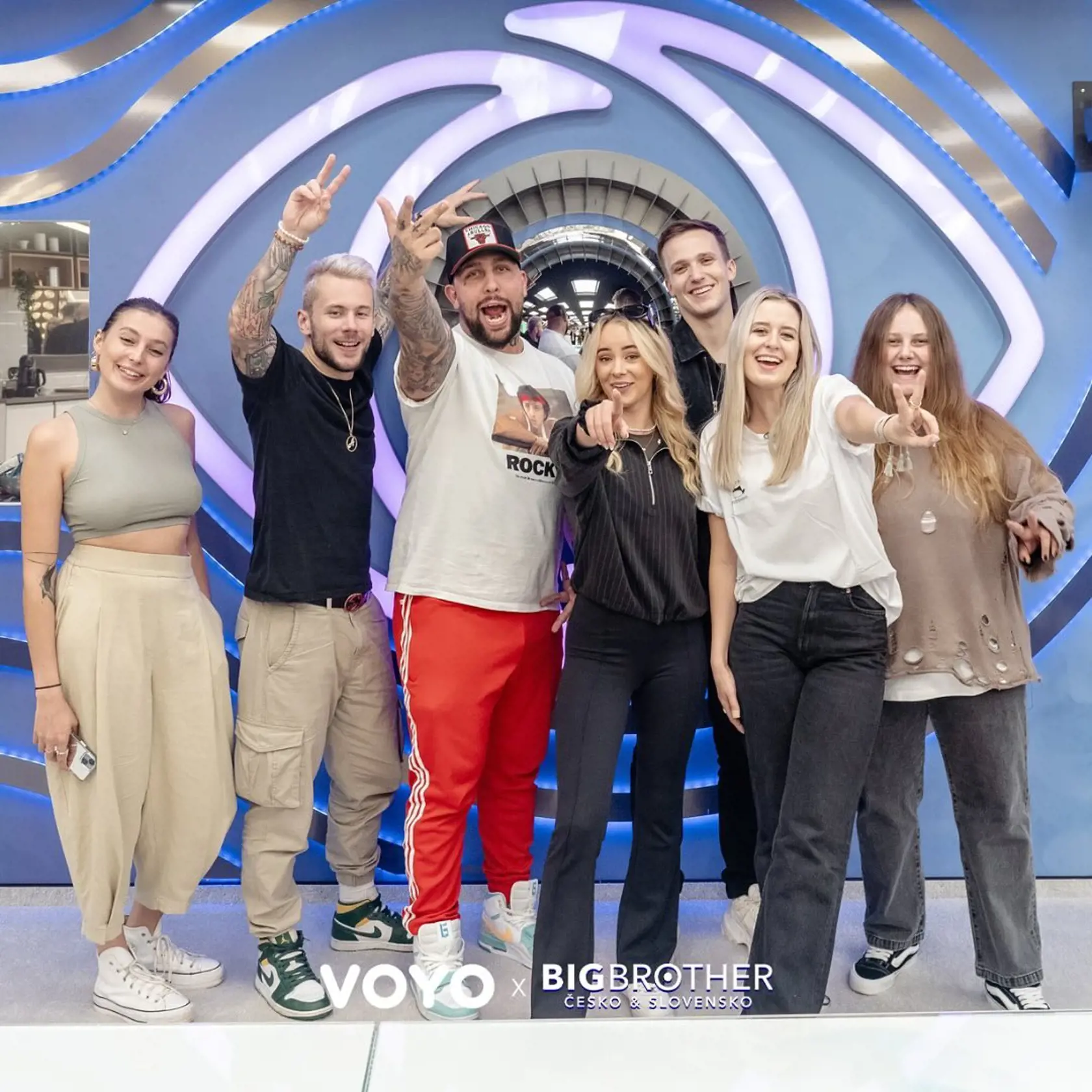 Takto vyzerá vila v novej šou Big Brother. Ako prví ju otestovali influenceri. Moderátor programu neodolal a skočil do bazéna rybičku.
