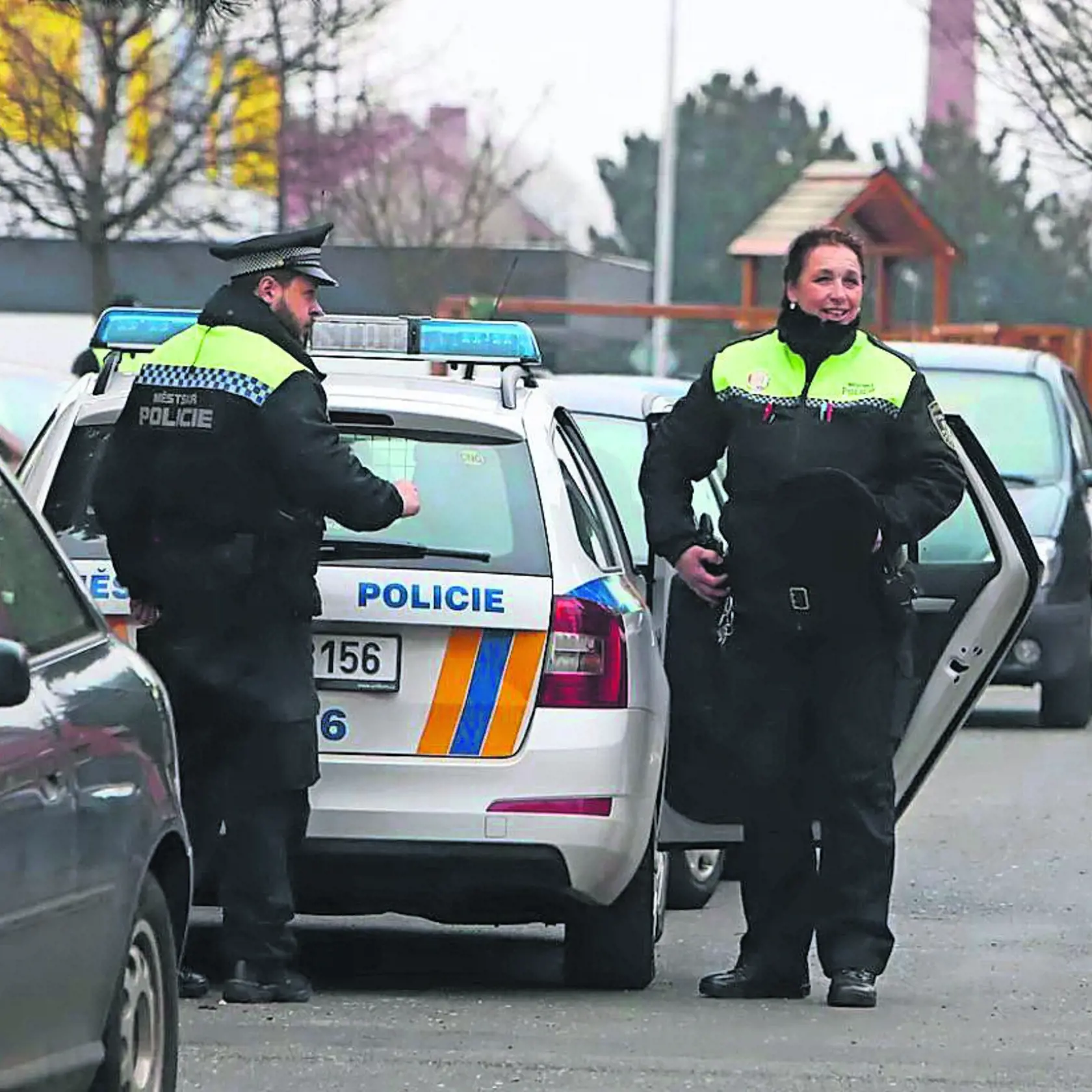 Terezia, dcéra Jany Hlaváčovej z prvého manželstva, ako mestská policajtka v Kutnej Hore.