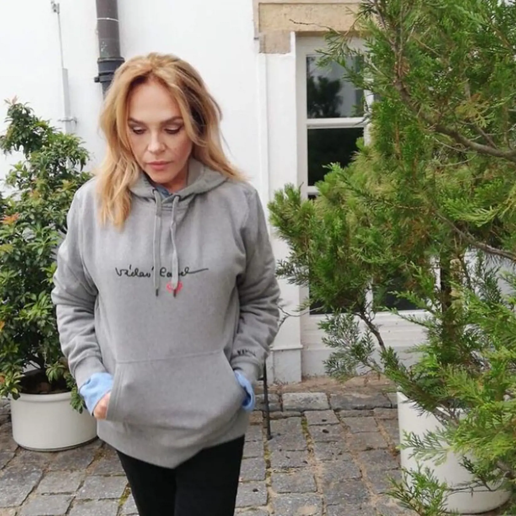 Dagmar Havlová v záhrade.