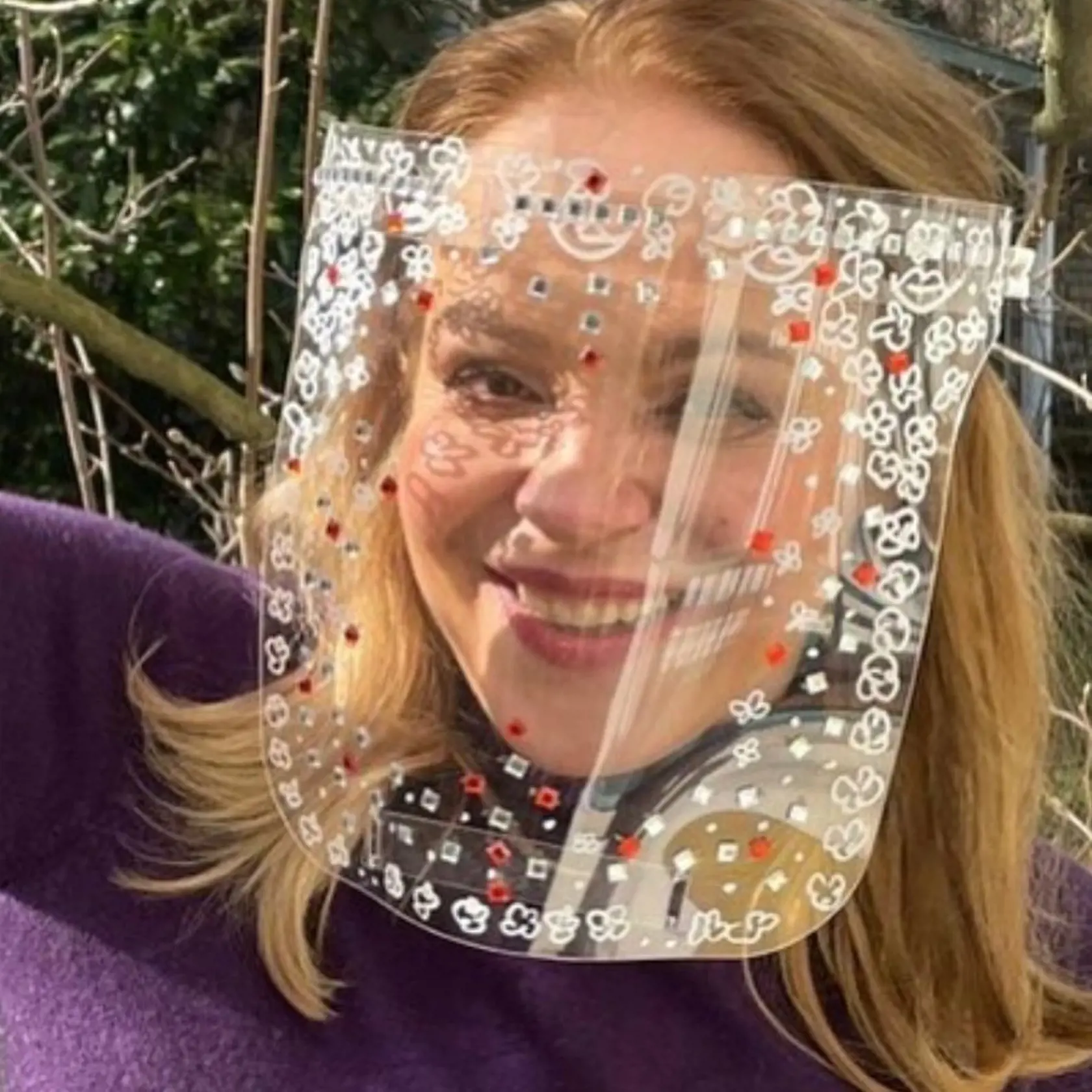 Dagmar Havlová so štítom na hlave.
