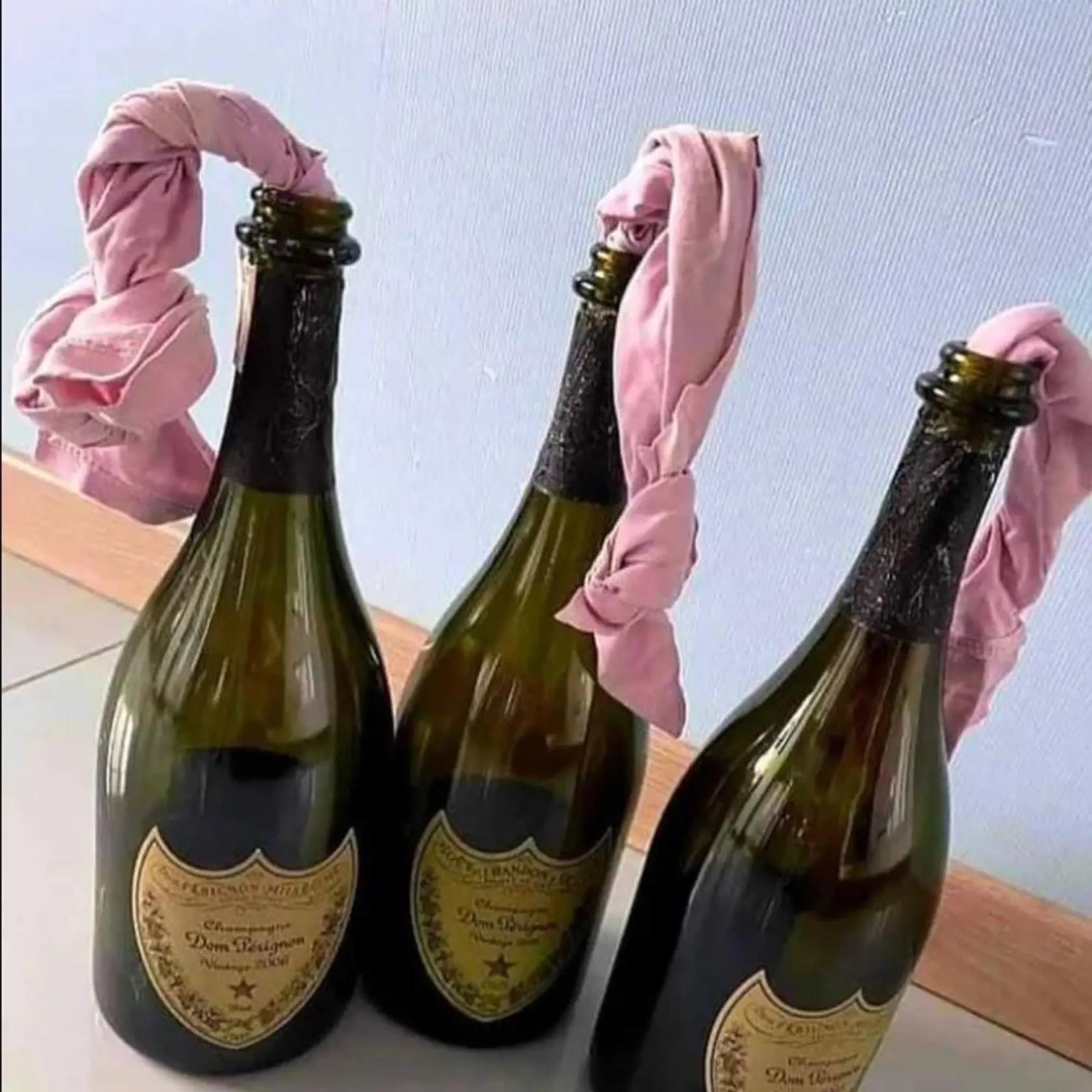 Molotovov koktejl z fliaš drahého šampanského.