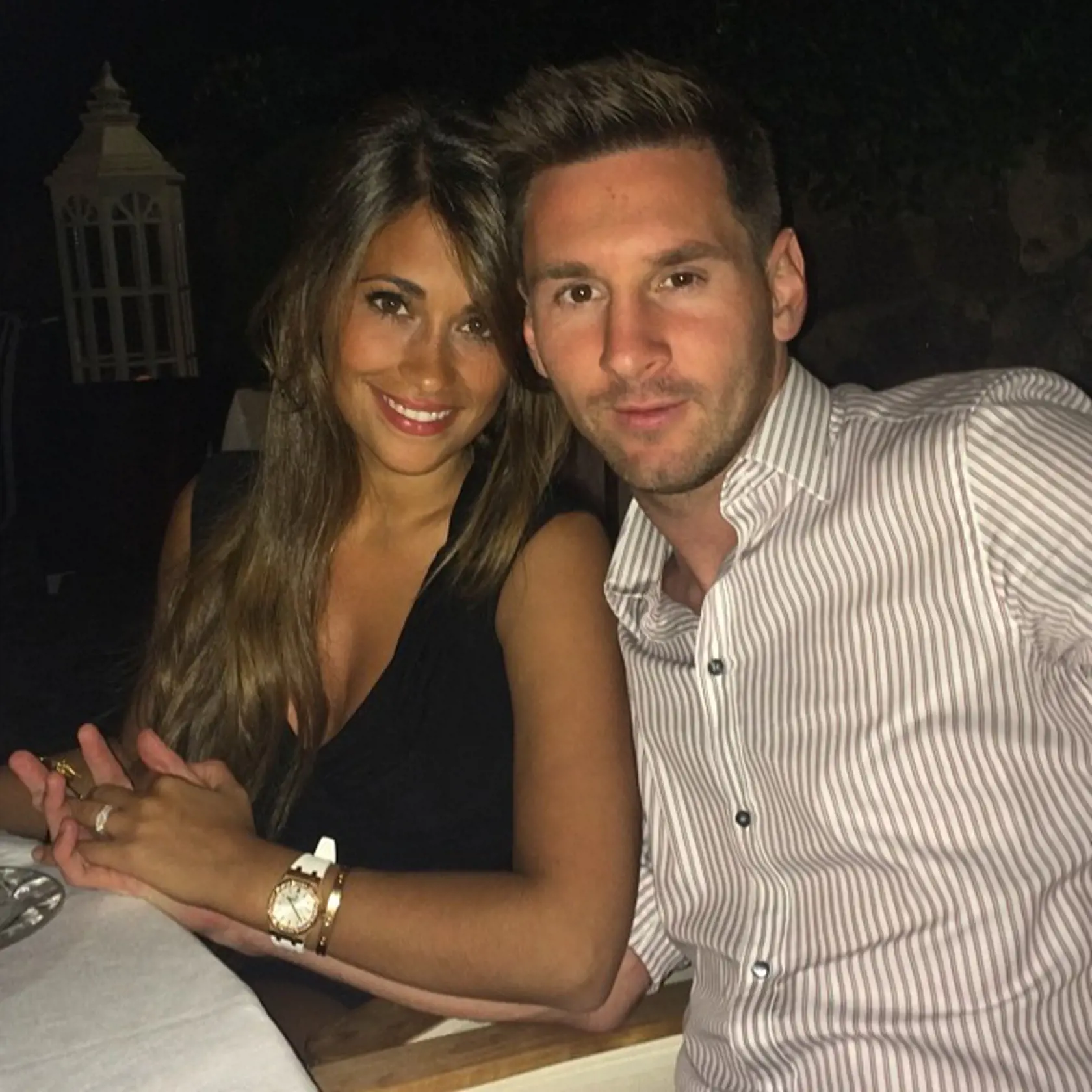Lionel a Antonela sú spolu odmalička, manželmi sú od roku 2017 a dnes majú spolu tri deti.