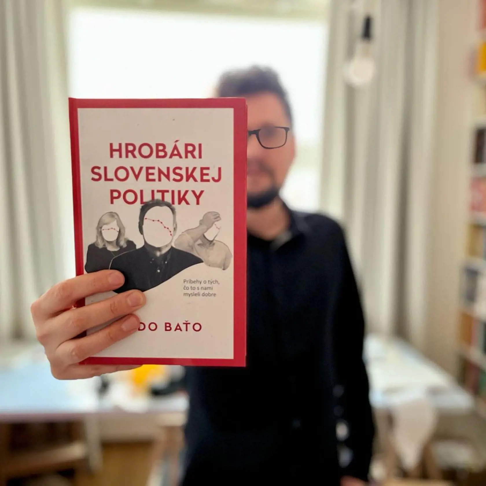 „Moja druhá kniha. Aj som po takmer dvoch rokoch prípravy a práce hrdý, aj som nepokojný. Mnohé problémy a politické chyby, o ktorých píšem, sa nám opäť pred voľbami v priamom prenose opakujú," takto prestavil svoju druhú knihu Rado Baťo na sociálnej sieti 20. február 2023.