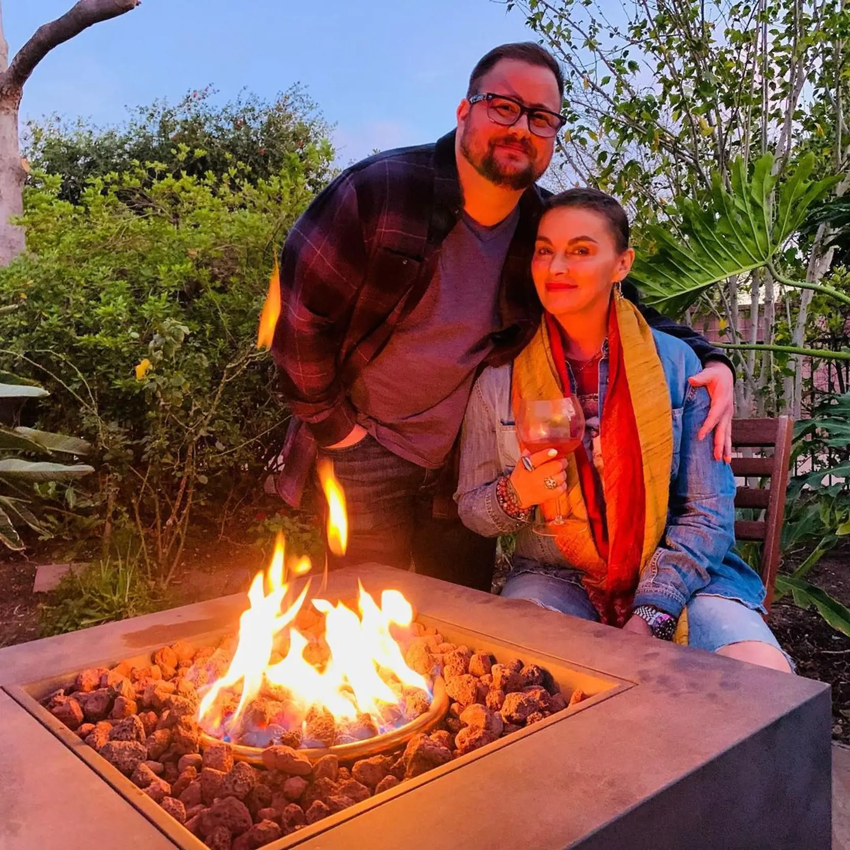 Chaz Bono s priateľkou Sharou.