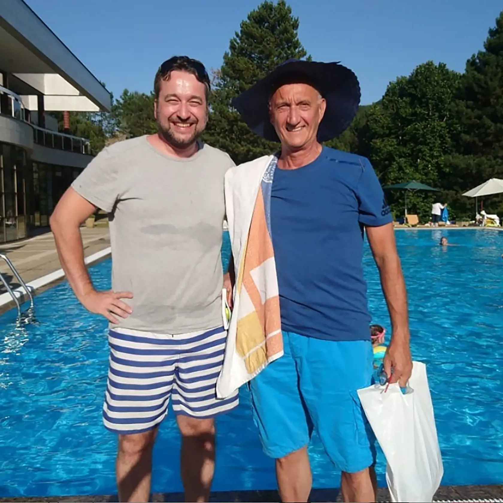 ODCHYTIL HO PRI BAZÉNE S Jozefom Banášom sa chcel vyfotiť aj smerák Ľuboš Blaha.