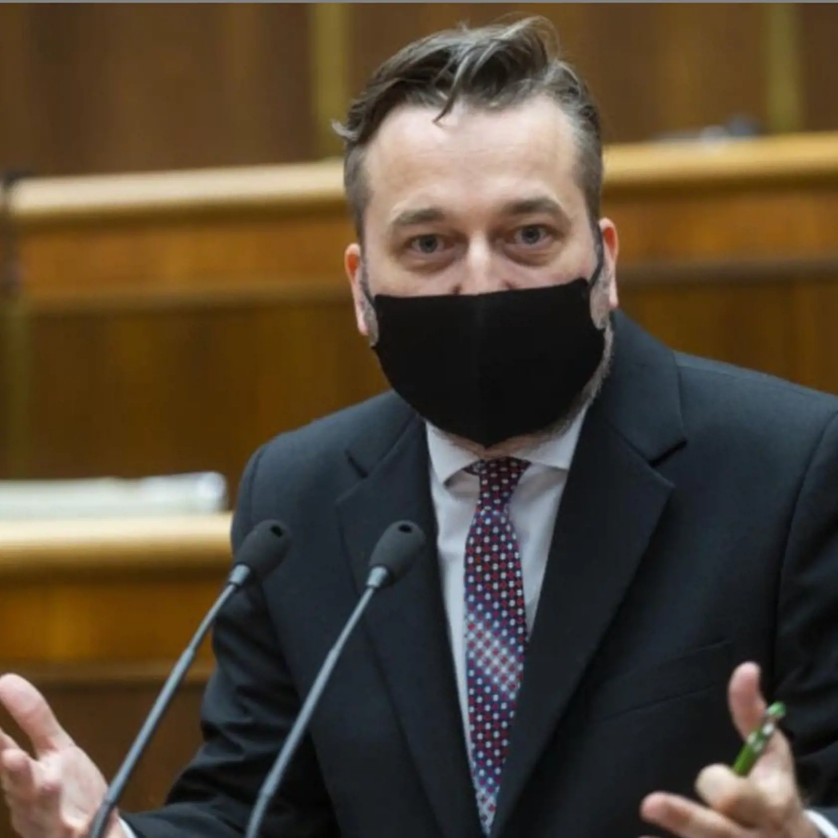 Luboš Blaha v parlamente počas odvolávania ministra vnútra Romana Mikulca.