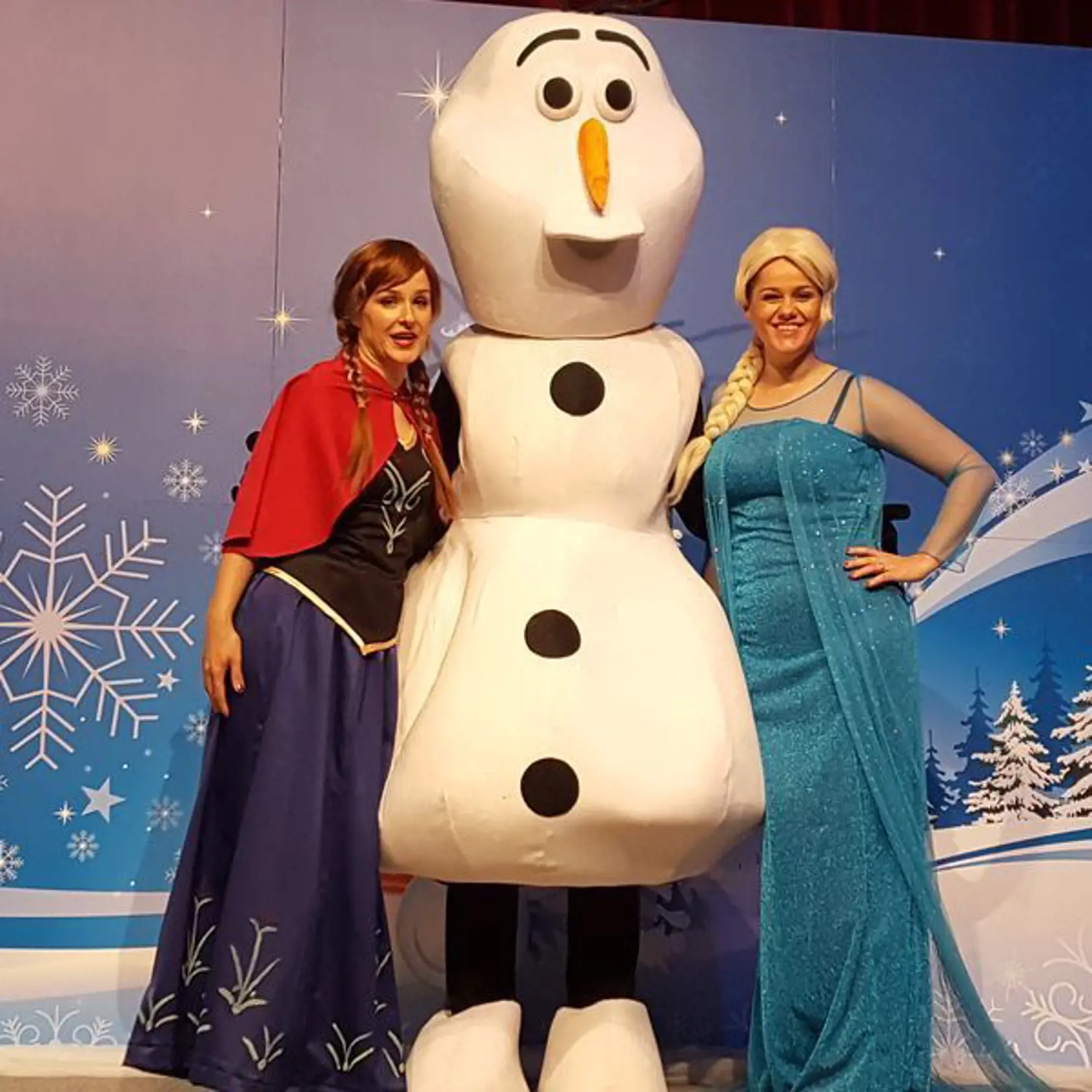 Inšpiráciou muzikálu Ľadové kráľovstvo je animovaná rozprávka Frozen. V predstavení účinkujú originálne herečky a speváčky, ktoré prepožičali hlas animovaným postavám vo filme a spievajú v predstavení naživo aj originálne pesničky. Okrem Anny a Elzy sa deti stretnú naživo aj so snehuliakom Olafom v nadživotnej veľkosti. Na záver predstavenia sa môžu s predstaviteľmi aj odfotografovať, čo určite poteší deti aj rodičov. Predstavenie začína v nedeľu o 15.30 hod. v Kine Scala v Prešove.